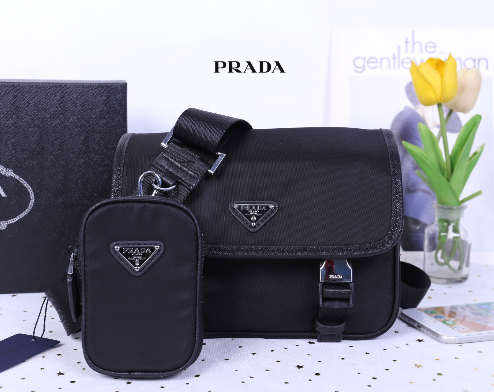 Prada Nylon and Saffiano Leather Bag with Strap กระเป๋าสะพายแบบ Crossbody ใช้ได้ทั้งหญิงชาย มาพร้อมกระเป๋าใส่เหรียญใบเล็กน่ารัก เปิด-ปิดด้วยตัวล็อค ด้านในยังแบ่งช่องเป็นสัดส่วน จุของได้เยอะ ซับในด้วยผ้าพิมพ์ลายแบรนด์อย่างดี และยังมี 1 ช่องซิปด้านหลัง สายส