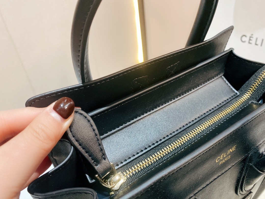 พร้อมส่งรุ่นยอดฮิต!! CELINE HANDLE BAG VIP GIFT WITH PURCHASE (GWP) พรีเมี่ยมกิ๊ฟรุ่นใหม่ Limited Edition จาก CELINE HAUTE PARFUME DUTYFREE COUNTER หนังวัวแท้ ขนาดกำลังดี เปิดปิดด้วยซิปอะไหล่ทองมีที่จับหนัง ด้านในกว้าง ใส่มือถือ กระเป๋าสตางค์ยาวได้สบาย มา