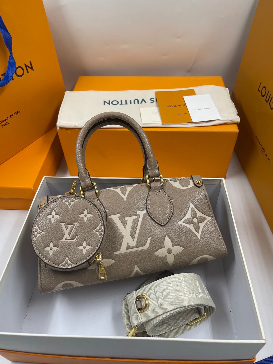 LV OnTheGo East West Monogram Bag / LV BAG พร้อมส่ง 4 สี กระเป๋าโท้ทขนาดกะทัดรัด ดีไซน์ใหม่ประจำฤดูกาล **สินค้าเกรดออริจินอล 1:1 สลับแท้