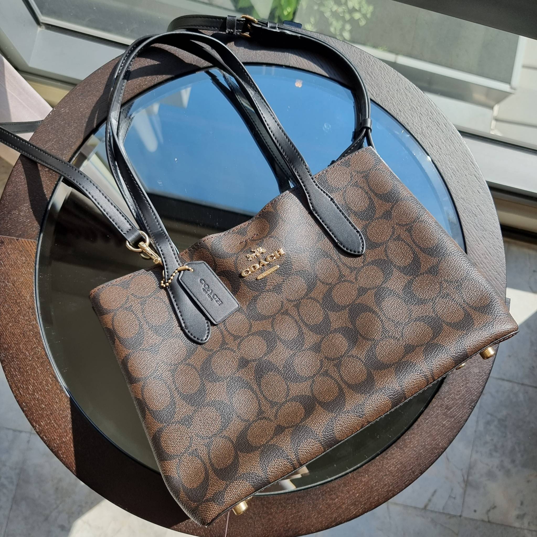 OUTLET 】COACH 73293 MINI AVENUE CARRYALL IN SIGNATURE CANVAS กระเป๋าสะพายรุ่นคลาสสิค คัมแบคแล้วจ้าแม่!! ไซส์กำลังสวย วัสดุหนังแคนวาสคุณภาพดี ด้านข้างเก็บทรงได้ เปิด-ปิดด้วยกระดุมแม่เหล็ก ใช้งานง่าย มีช่องซิป ใบนี้เห็นเล็กๆ แต่จุได้เยอะพอสมควรเลยน้า ɣ