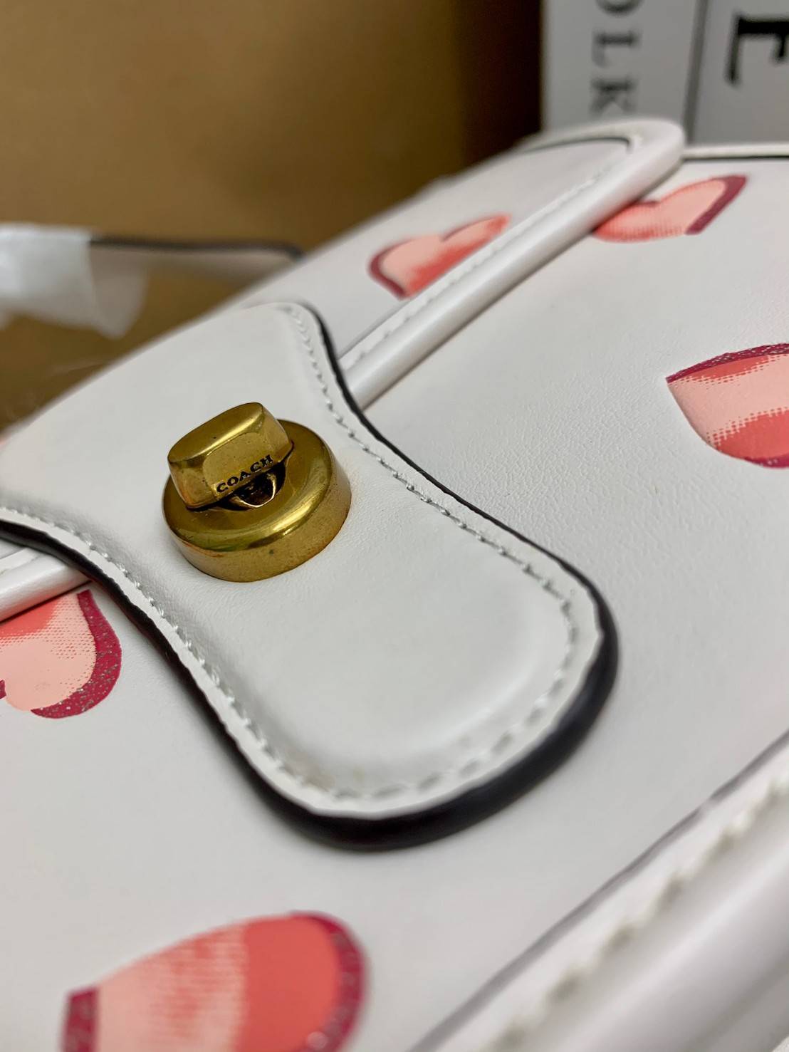 COACH LIMITED EDITION WILLIS TOP HANDLE 18 WITH HEART PRINT ((c3919)) พร้อมส่งที่ไทย ได้ไปหลงรักแน่นอนค่ะ! กระเป๋าหิ้วหรือสะพายข้าง หนังแท้นิ่มสวยงาม ❤️จุดเด่นคือตัวกระเป๋าปริ้นลายหัวใจทั้งใบ ดูหวานน่ารักมากๆค่ะ เปิดปิดกระเป๋าแบบหมุนล็อค ภายในมีช่อ