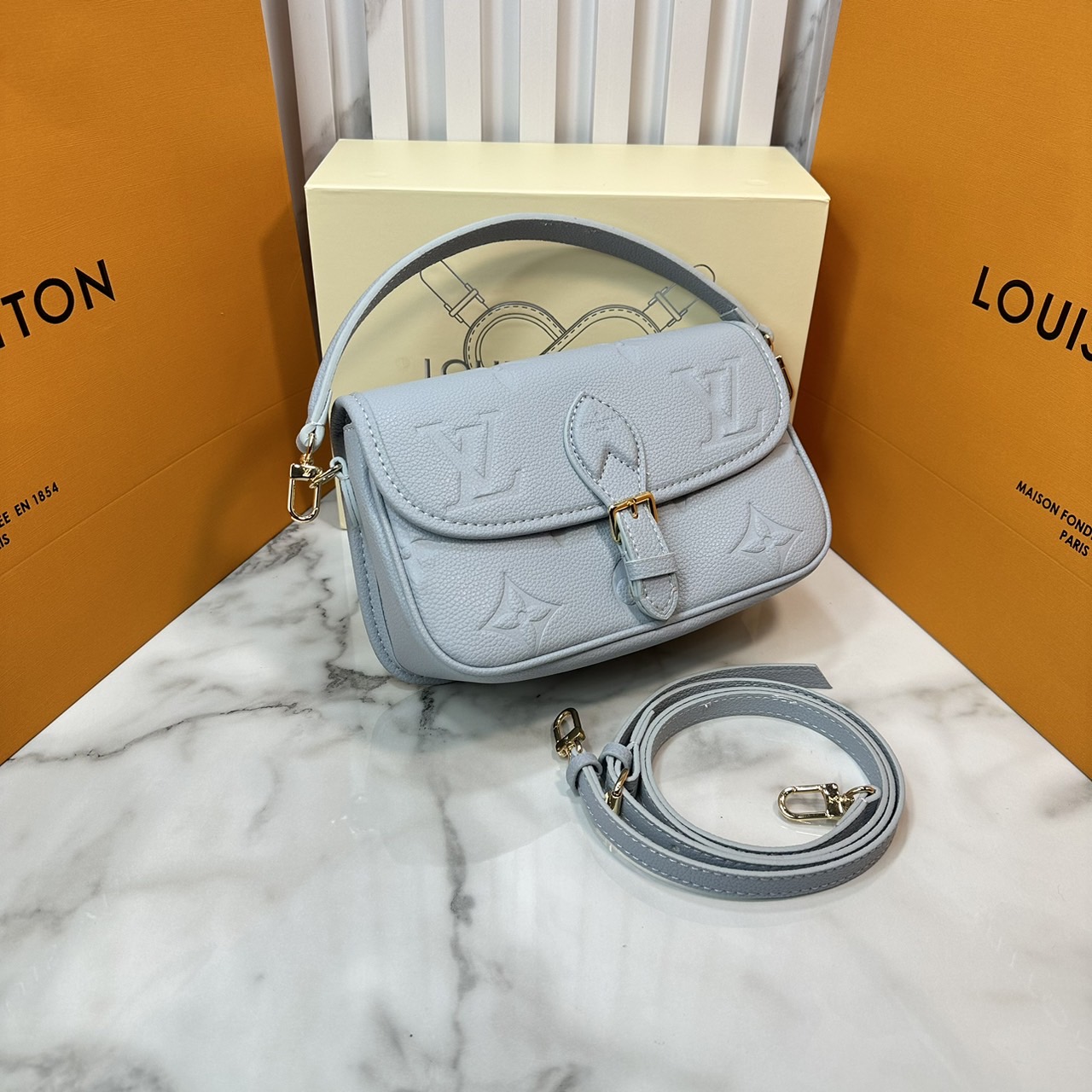 LV Nano Diane Monogram Empreinte Leather กระเป๋าสะพายไซส์มินิดีไซน์น่ารักน่าใช้มากๆ พกไปไหนก็เหมาะ ตอบรับทุกโอกาสของสาวๆได้ง่าย แมทช์ได้ทุกลุคจ้า
