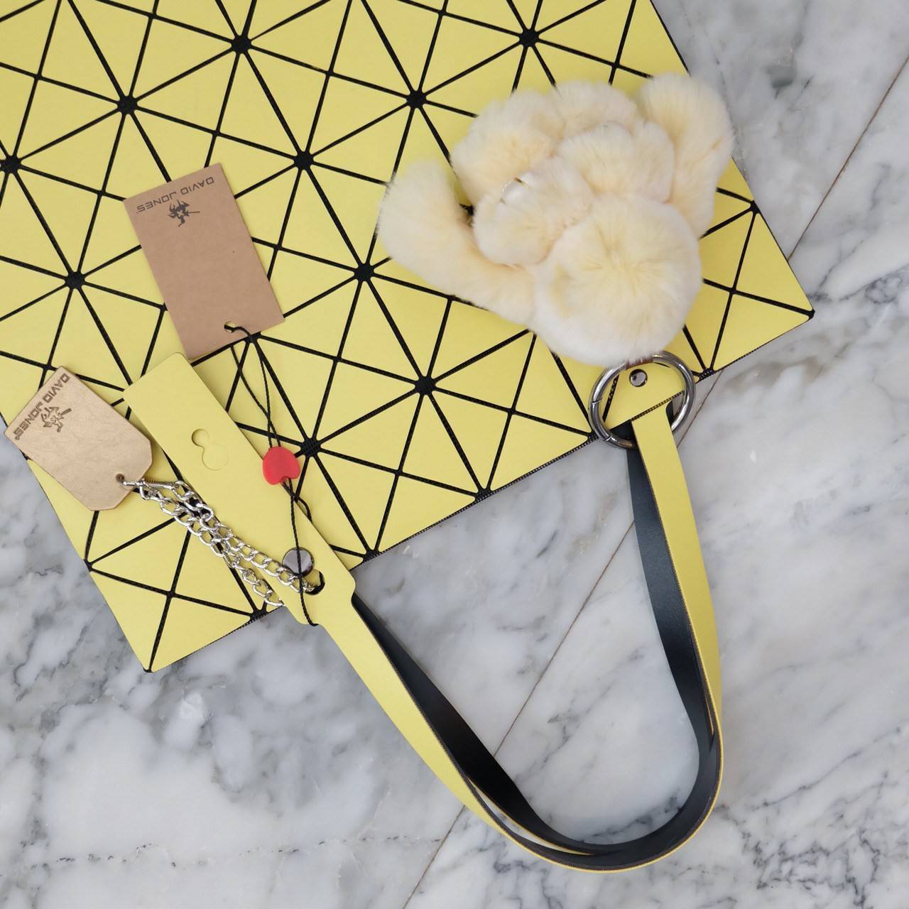 ทรงสุดฮิตจากแบรนด์ David Jones รุ่น Candy color ใบนี้ มาพร้อมกับน้องกระต่าย DV ขนฟู นิ่มๆ สีเข้า set กับกระเป๋าคะ กระเป๋า ทรง Tote ตัวกระเป๋าเย็บติด ด้วยแผ่นอคิลิค ตัดขอบลายวิ้งๆ สุดหรู ดีไซน์เกร๋ จุดเด่นที่ น้ำหนักเบา สามารถ ถือ หรือ สะพายไหล่ได้คะ ใบใหญ