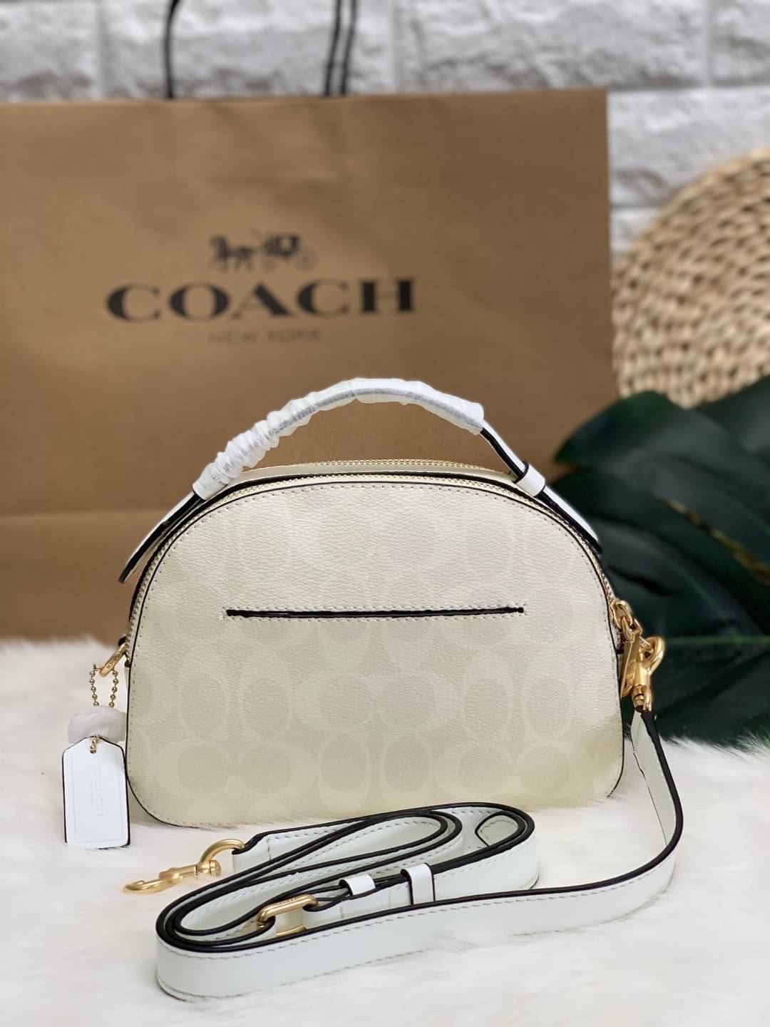 COACH SERENA SATCHEL CROSSBODY BAG กระเป๋าทรงโดมเล็ก น่ารัก แต่ใส่ของได้จุเลยทีเดียว!! มี2ช่องซิปหลัก ช่องค่อนข้างกว้าง สามารถใส่กระเป๋าเงินใบกลางได้;ของจำเป็นอื่นๆได้ครบเลยค่ะ มีช่องเล็กให้ใส่ของจุกจิก ด้านหลังมีช่องเล็กให้อีกช่องค่ะ พร้อมสายยาวถอดออกได้