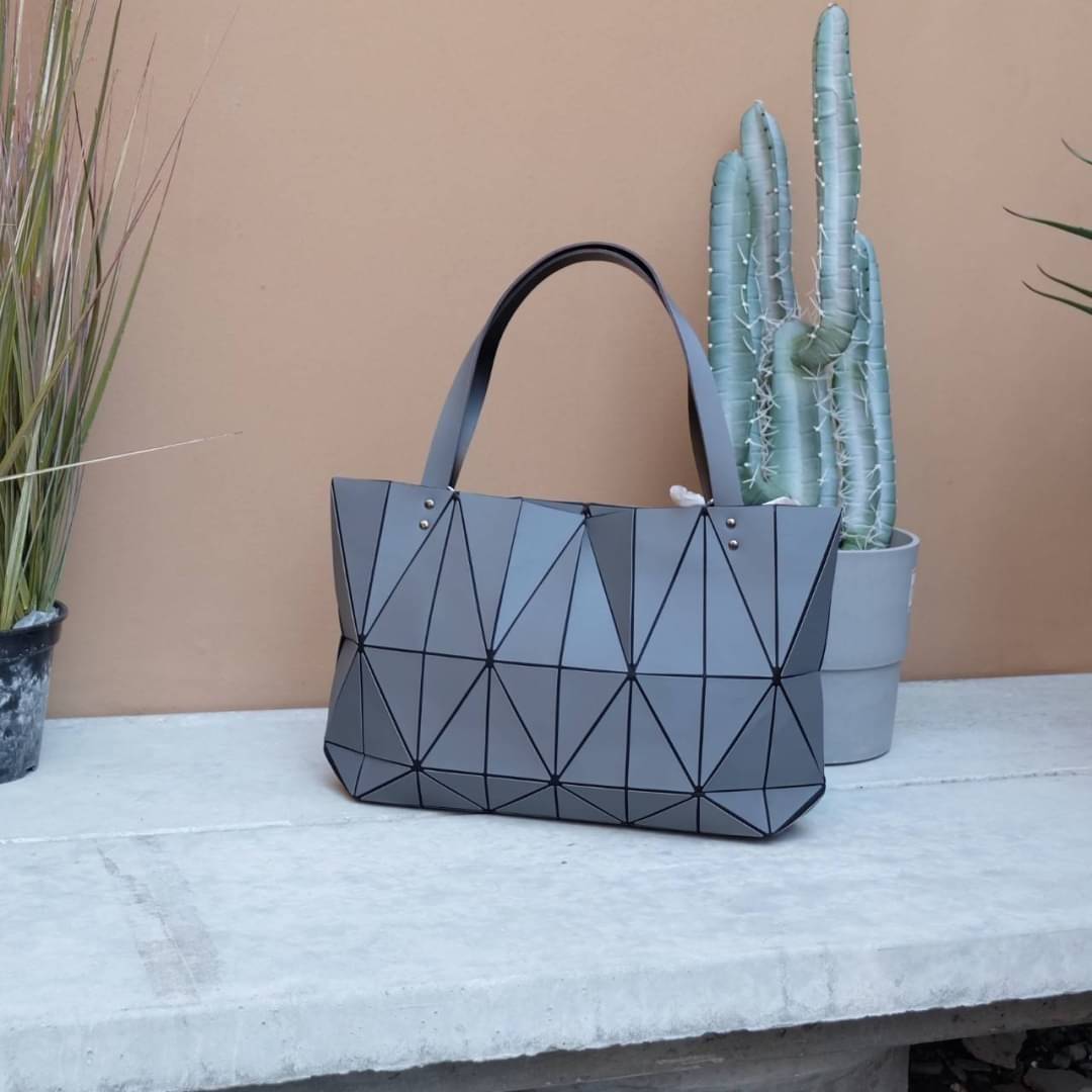 ทรงสุดฮิตจากแบรนด์ David Jones ใบนี้ มาพร้อมกับน้องหมี สีเข้า set กับกระเป๋าคะ