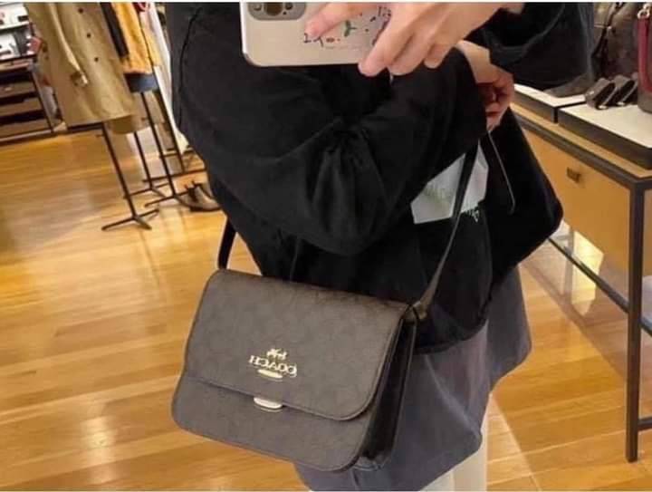COACH BRYNN FLAP CROSSBODY IN SIGNATURE CANVAS (COACH C5633)🍁สวยหรู ทะลุ เกินเบอร์มาก//กระเป๋าสะพายข้าง หรือจะถือเป็นครัชก็เก๋แบบเลิศๆ>> มีสายยาวถอดได้ ปรับระดับได้ //วัสดุหนังแคนวาส ตกแต่งดีเทลหรูด้วยหนังแท้ และอะไหล่สีทอง งานสวย คมกริบ //เ