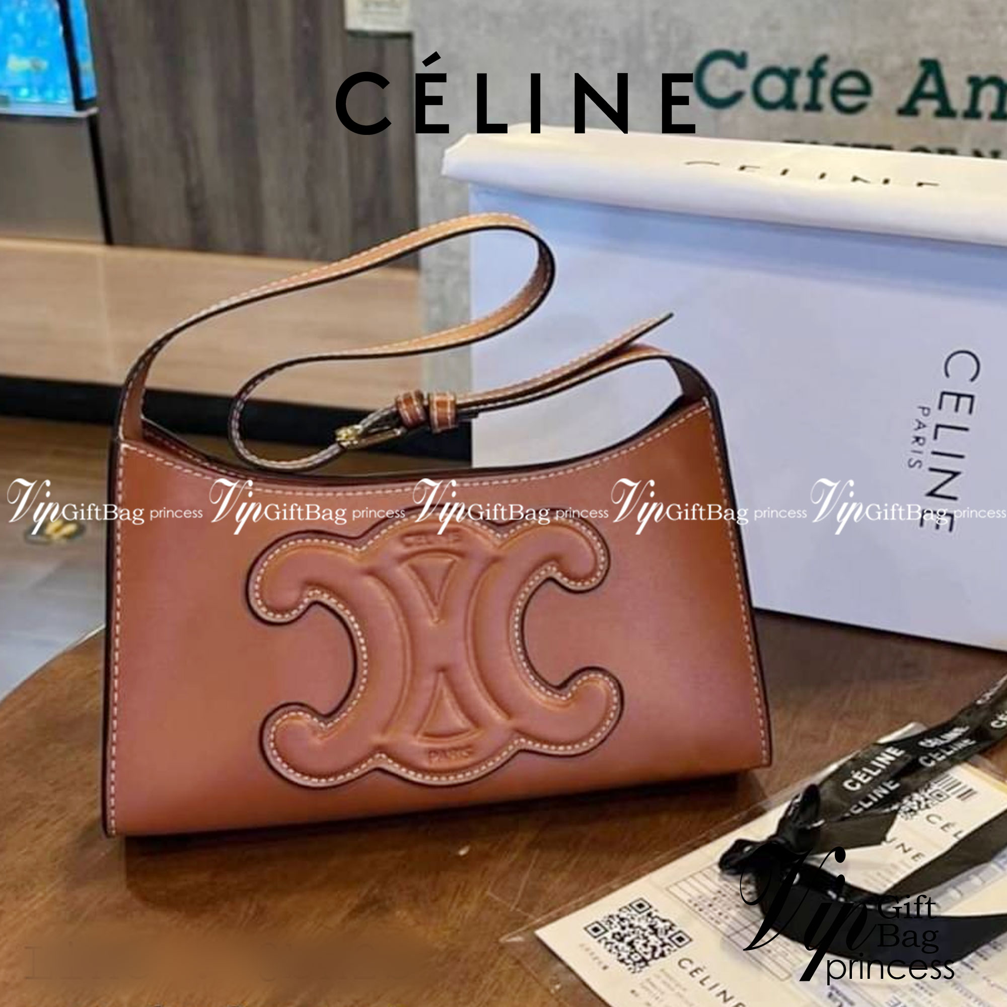 CELINE TRIOMPHE SHOULDER BAG กระเป๋าสะพายไหล่ดีไซน์เรียบหรูและดูทันสมัย ให้คุณเลือกสะพายในชีวิตประจำวันเข้ากับการแต่งตัวสบาย ๆ หรือจะสะพายออกงานปาร์ตี้สังสรรค์ก็ช่วยให้คุณดูโดดเด่น มีรูปทรงที่ดูแข็งแรงจึงไม่เสียรูปทรงแม้ใส่ของจำนวนมากก็ตาม รุ่นใหม่ ซิปบน 