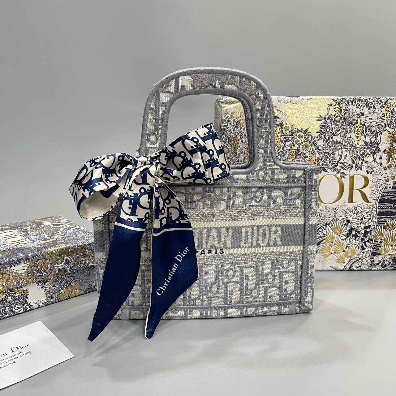 MINI DIOR BOOK TOTE 22cm Blue / Gray Dior Oblique Embroidery กระเป๋าถือทรง Shopping ขนาดมินิน่ารัก สวยคลาสสิค พกพาสะดวก ใช้งานง่ายสุดๆ วัสดุงานทอละเอียด ภายในโล่งกว้าง ภาพสินค้าถ่ายจากงานขายจริง ใช้งานต่างประเทศได้