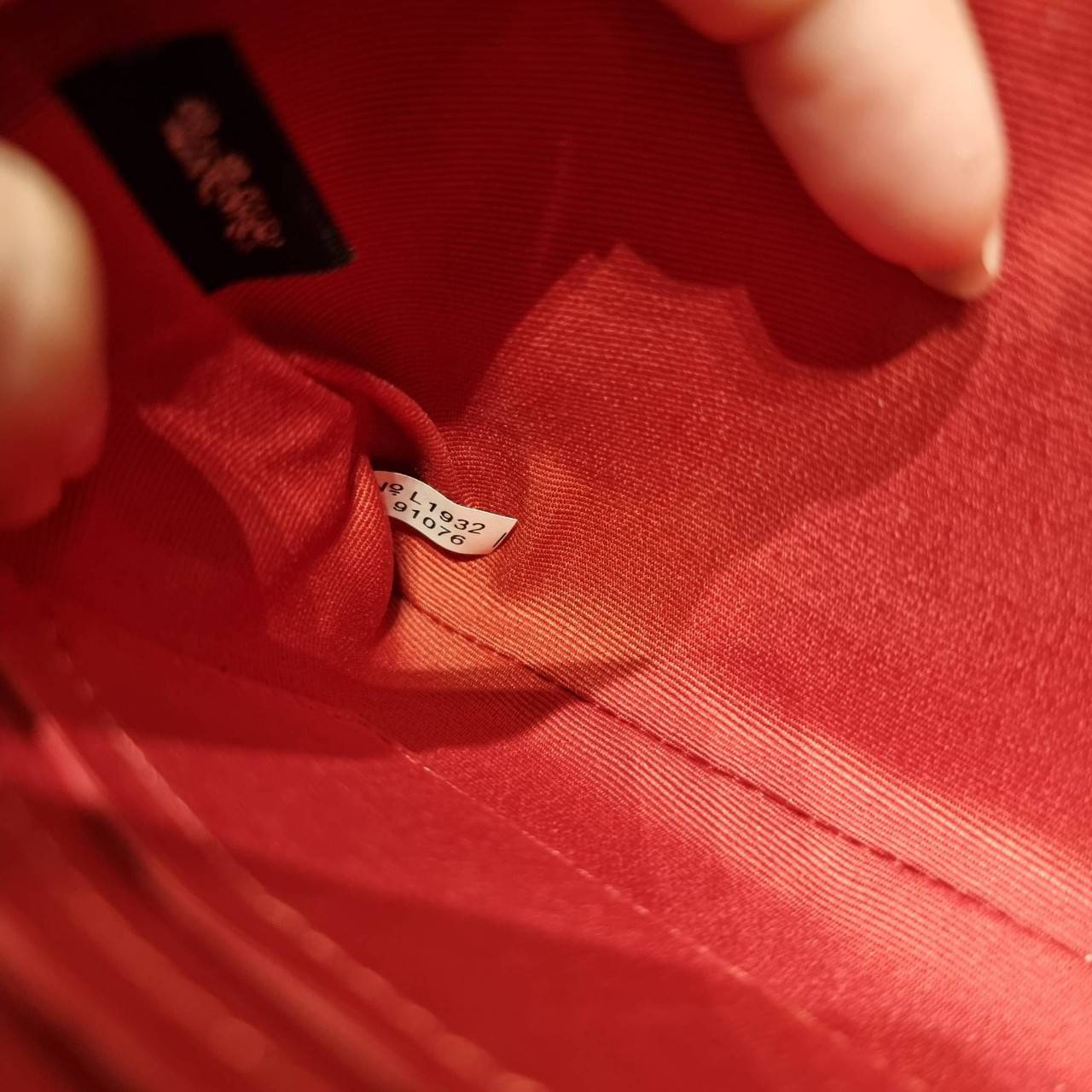 COACH 2972 CORNER ZIP WRISTLET IN SIGNATURE CANVAS WITH BUTTERFLY PRINT มาแล้วจ้า ไอเท็มสุดปัง!! ฮิตไม่เลิก!! พร้อมลวดลายสุดคิ้วท์ น่ารักน่าใช้ขึ้นไปอีก กระเป๋าคล้องมือ ขนาดเหมาะพกพา วัสดุหนังแคนวาส ภายในเป็นช่องโล่ง ใส่ธนบัตร หรือใส่บัตร ใส่เหรียญ ได้หมด