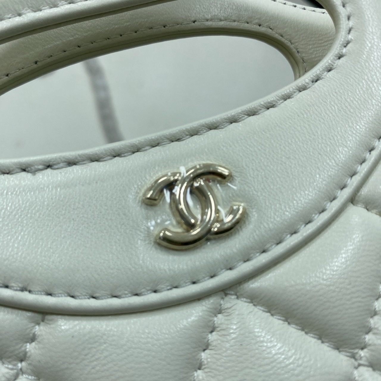 ORI หนังแท้ | Chanel 24S 31 Mini Clutch with Chain กระเป๋าสะพายดีไซน์น่ารัก ใบเล็กพร้อมสายโซ่ หูจับในตัว สวยเรียบหรู