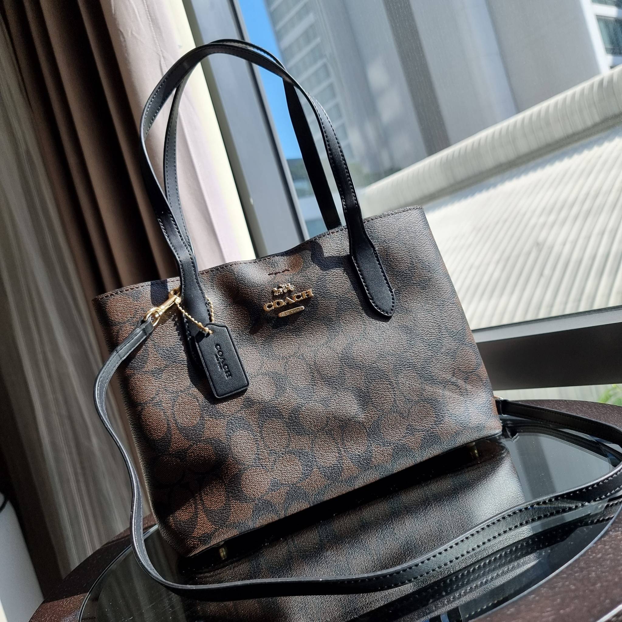 OUTLET 】COACH 73293 MINI AVENUE CARRYALL IN SIGNATURE CANVAS กระเป๋าสะพายรุ่นคลาสสิค คัมแบคแล้วจ้าแม่!! ไซส์กำลังสวย วัสดุหนังแคนวาสคุณภาพดี ด้านข้างเก็บทรงได้ เปิด-ปิดด้วยกระดุมแม่เหล็ก ใช้งานง่าย มีช่องซิป ใบนี้เห็นเล็กๆ แต่จุได้เยอะพอสมควรเลยน้า ɣ