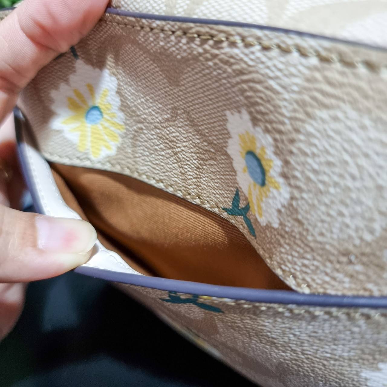 COACH C3354 MINI CAMERA BAG IN SIGNATURE CANVAS WITH DAISY PRINT คอลเลคชั่นใหม่ เอาใจสายหวาน!! กระเป๋าสะพายข้างไซส์มินิ ทรงสวยกำลังดี ดีไซน์ตกแต่งลายดอกเดซี่ คิ้วท์แบบไม่มีใครเกินแน่นอน วัสดุหนังแคนวาสเคลือบลาย เปิด-ปิดด้วยซิป สายสะพายปรับได้ตามตัว ภายในม