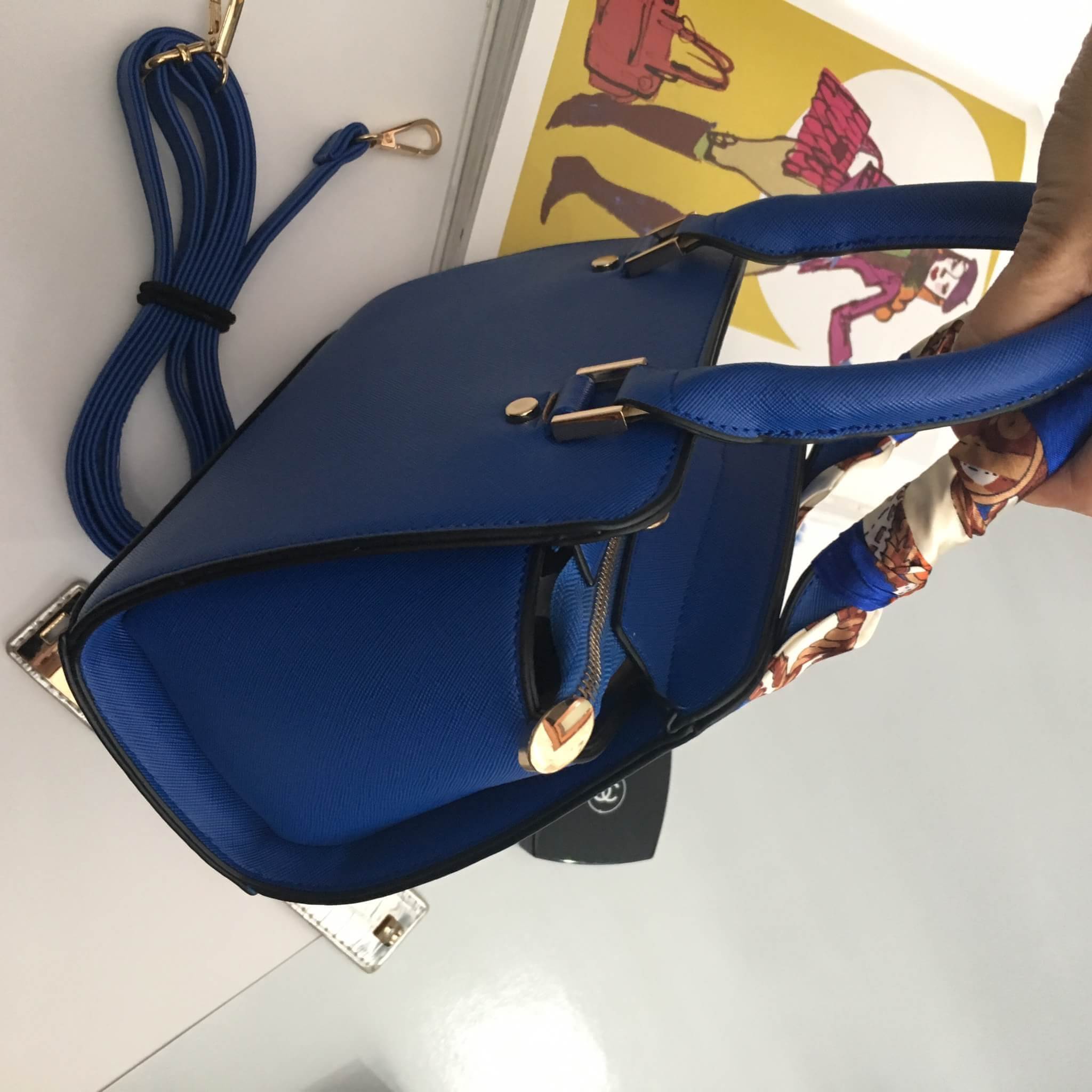 สีใหม่คะ รุ่นใหม่ล่าสุด หนัง saffiano สวยมากๆค่า รุ่น KEEP saffiano leather Mini office bag สวย น่ารัก ขนาดตอบทุกโจทย์การใช้งาน เห็นแล้ว หลงรักเลยคะ 🌲ตัวกระเป๋าขนาดกำลังดีหนังsaffiano ลายสวยที่สำคัญ ดูแลรักษาง่าย ประดับด้วยผ้าพันหูกระเป๋า silk คุณภ