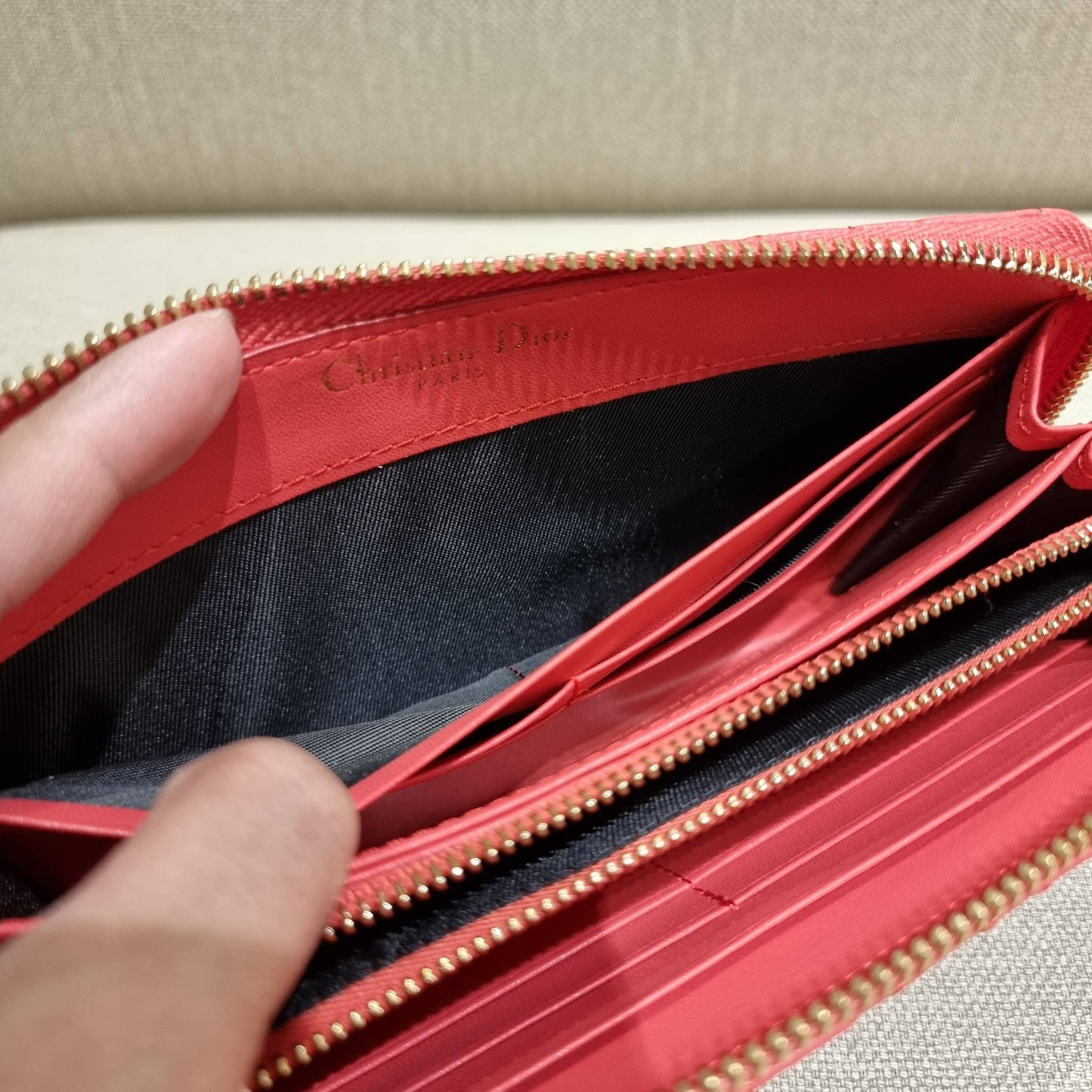 VIP 】CD LONG WALLET WITH GWP ใหม่ล่าสุด กระเป๋าสตางค์ใบยาว พิเศษจาก duty free ใบจริงสวยคม ใช้แล้วรับทรัพย์ ขับผิว วัสดุหนังแท้เต็มใบ สัมผัสดีงาม เปิด-ปิดด้วยซิปรอบ ภายในใส่บัตรได้เยอะ ใส่ธนบัตรได้เต็มที่ มีช่องซิปใส่เหรียญได้ พร้อมส่งความสวยถึงบ้านแบบครบเ