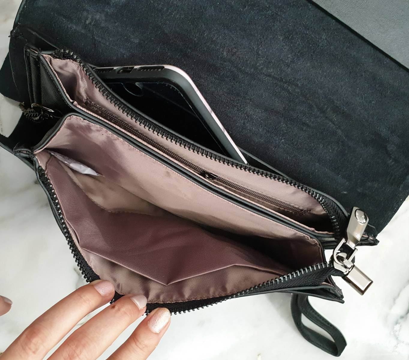 🌵รุ่นมาใหม่งานสวยมาก หนังนิ๊ม นิ่ม *หนังวัวแท้ เอาใจสาวๆ ที่ต้องการหากระเป๋าสะพายทรงนี้ สีดำ อะไหล่ดำ เรียบหรูมากคะ จากแบรนด์ Parfois ตัวกระเป๋าสะพาย ปรับเก็บสายถือเป็น clutch bag ได้คะ มีสายคล้องข้อมือ ขนาดกะทัดรัด พร้อมช่องแยกเก็บของช่องใหญ่ ใส่