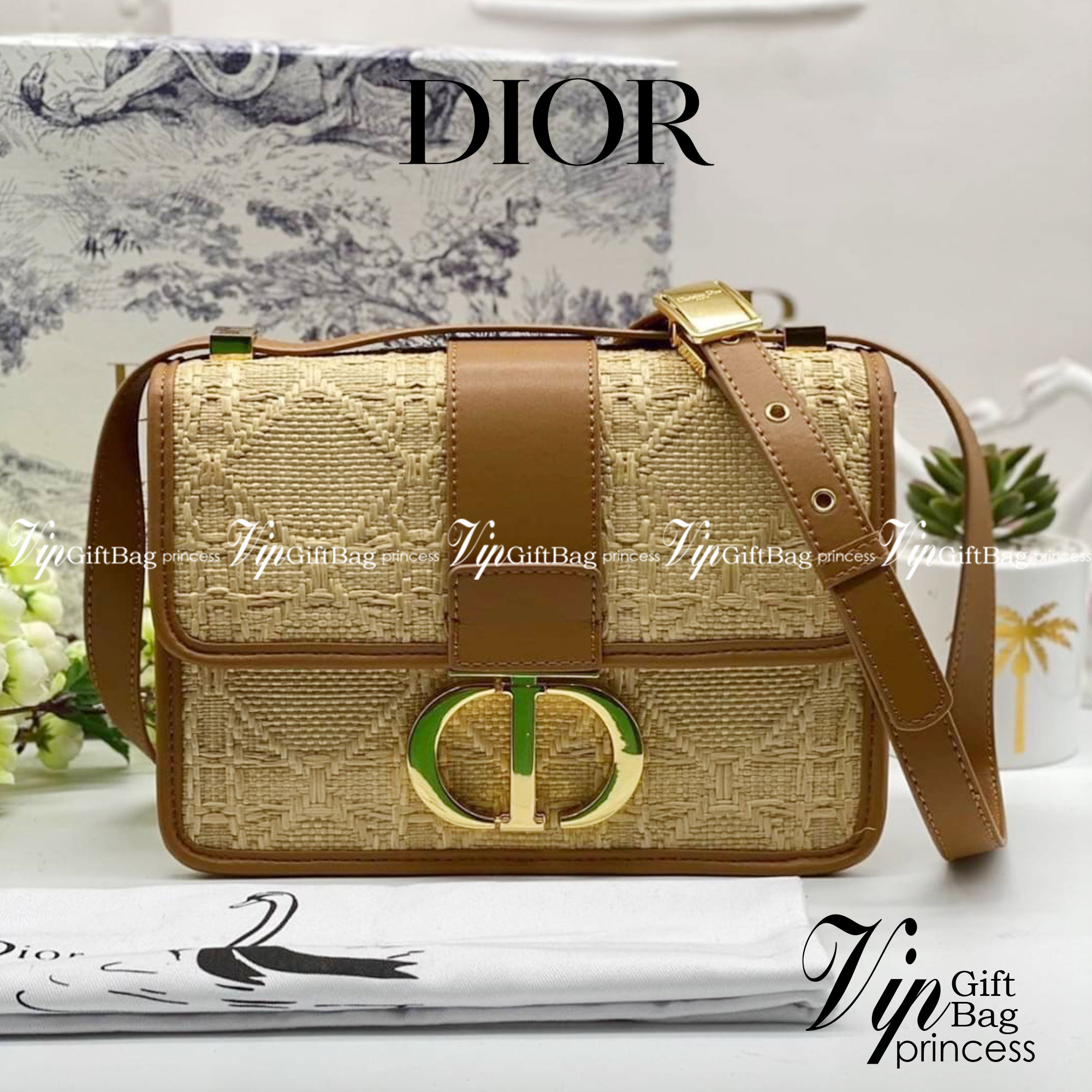 ORI 】DIOR 30 Montaigne Bag Natural Cannage Raffia พร้อมส่งที่ไทย ภาพสินค้าถ่ายจากงานขายจริง ใช้งานต่างประเทศได้ เอกลักษณ์ของความหรู น้ำหนักเบา ไอเท็มหายาก!! Best seller!! ยกให้น้องเลย!! ดีไซน์เรียบหรูในความเป็นเอกลักษณ์ ใช้งานง่าย สะดวก ได้ทุกโอกาส แนะนำเ