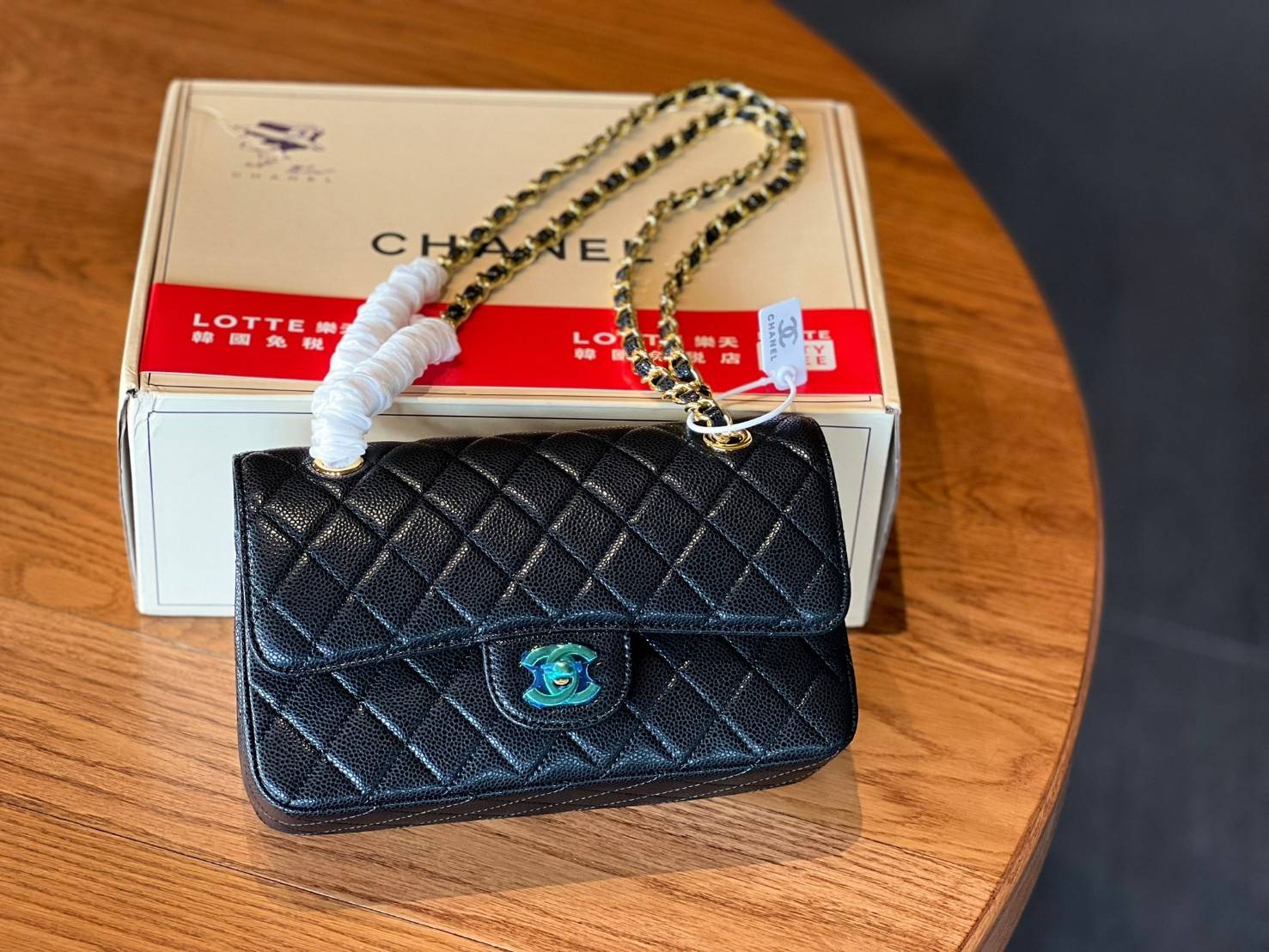 CHANEL CLASSIC CAVIAR LEATHER BAG กระเป๋าคลาสสิกรุ่นยอดนิยม รุ่นที่ใช้ได้ทุกยุคทุกสมัยจริงๆ ไม่มีคือพลาดที่สุด ^^ สวยยันเงาค่าสาวๆ! 🧡 เกรดออริจินอล ใช้งานต่างประเทศได้