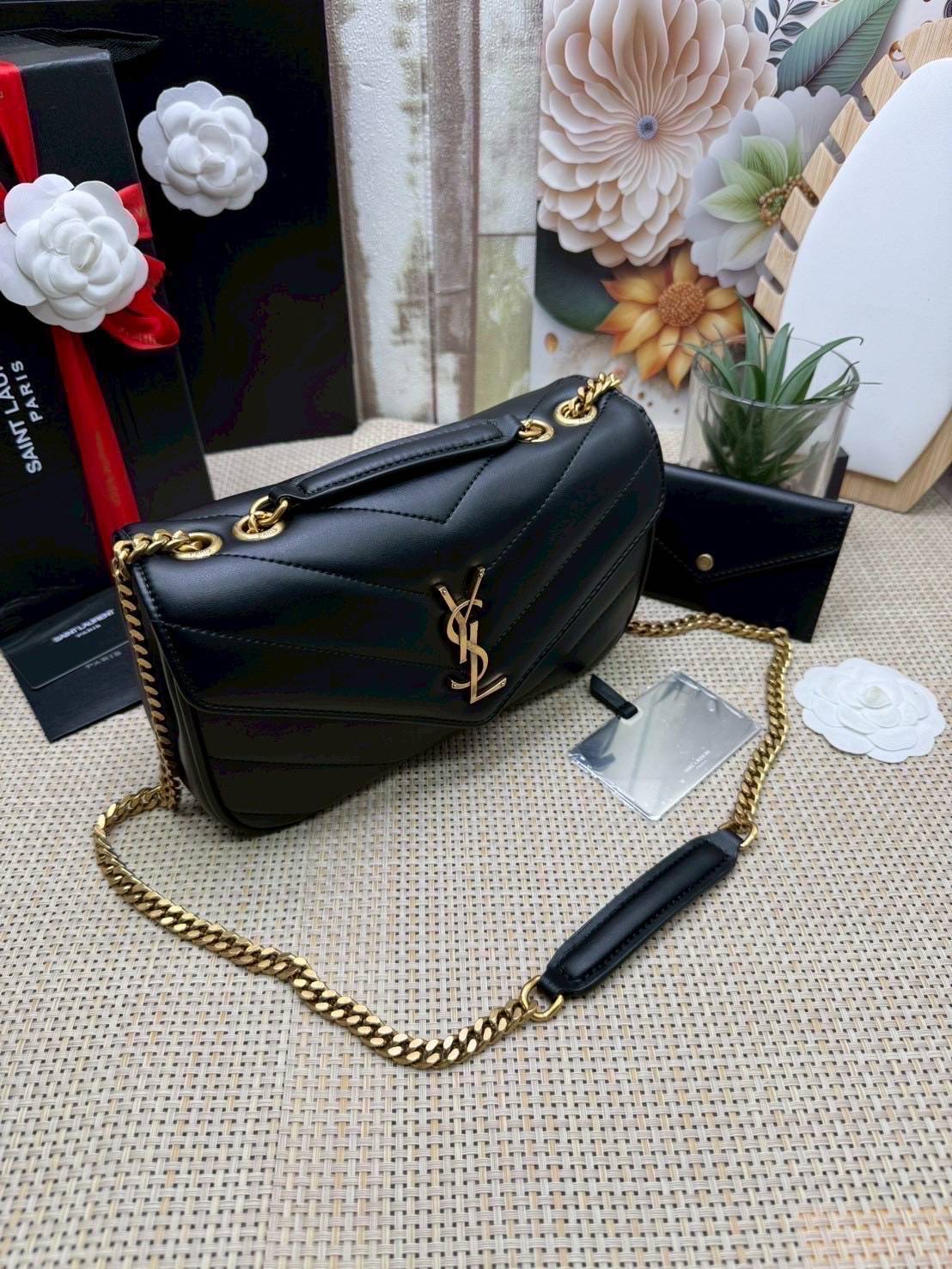 ORI หนังแท้ | YSL LOULOU small in MATELASSÉ กระเป๋าสะพายสายโซ่าีทองหรูหรา งานหนังแท้เนื้อนุ่มตะเข็บเย็บลายเชฟรอนสวยหรูโดดเด่นเป็นเอกลักษณ์ 🤍 เกรดออริจินอล หนังแท้