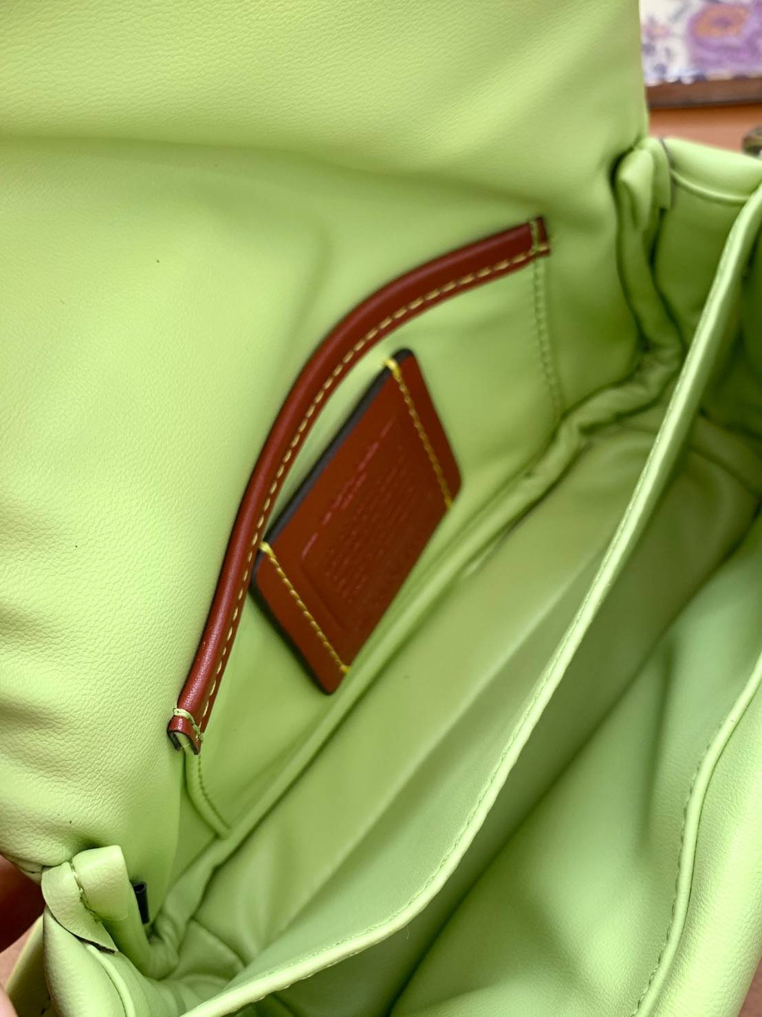 น้องสวยมากก สินค้าจริงสวยกว่าในรูป ไม่จกตาค่ะ! COACH PILLOW TABBY SHOULDER BAG 18 ((C3880)) 📣 พร้อมส่งที่ไทย คุณภาพเกินราคา! กระเป๋าหิ้ว//สะพายแบบครอสบอดี้ร์ 🔺หนัง nappa อย่างดี หนานิ่ม นุ่มมากๆ หลงรักน้องแน่นอน ✔️ใช้โลโก้แบรนด์รุ่น