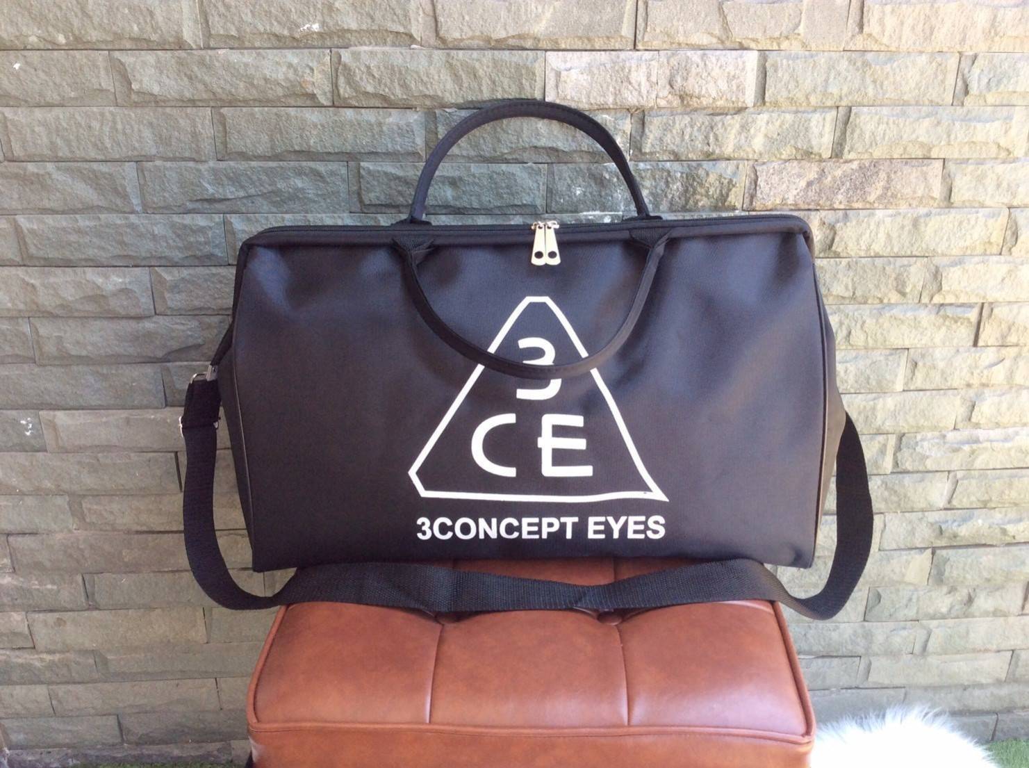 Don't Miss! กระเป๋าเดินทางแบรนด์ดัง 3CE ของแท้จากเกาหลีวัสดุ NYLON เนื้อหนาสีดำสกรีนโลโก้ 3CE ด้านหน้า หูหิ้วหนังแข็งแรงสะพายไหล่ได้ ใบใหญ่จุใจใส่เสื้อผ้า รองเท้าของใช้ได้เยอะ น้ำหนักเบา ดูแลรักษาทำความสะอาดง่าย เปิดปิดด้วยซิปสะดวกใช้ ภายในมีช่องเล็ก