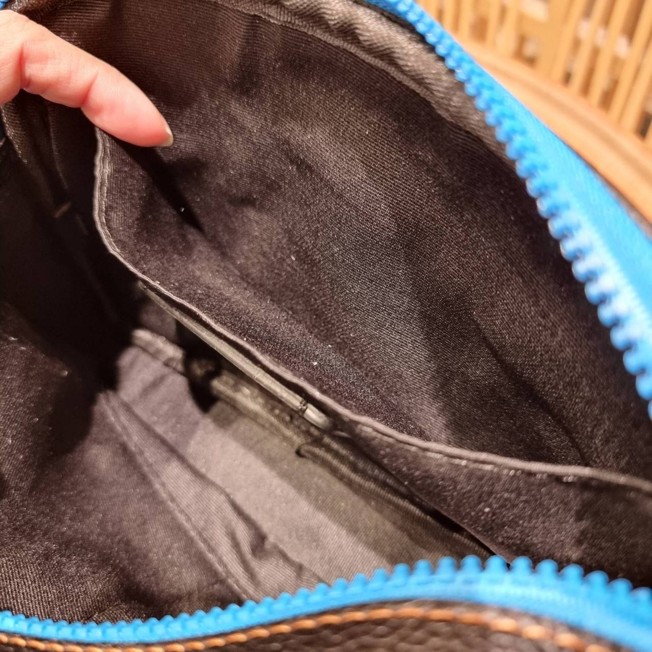 COACH C4027 COACH x PEANUTS GRAHAM CROSSBODY IN SIGNATURE CANVAS WITH SNOOPY จัดให้อีกไอเท็มจ้า สำหรับสาวกสนูปพีโดยเฉพาะ กระเป๋าครอสบอดี้ทรงยอดฮิต รุ่นนี้สามารถใช้ยูนิเซ็กส์ได้เลย สาวๆหนุ่มๆได้หมดไม่เกี่ยง!! รูปทรงดีไซน์คลาสสิค โดดเด่นด้วยตัว C ตกแต่งตัวใ