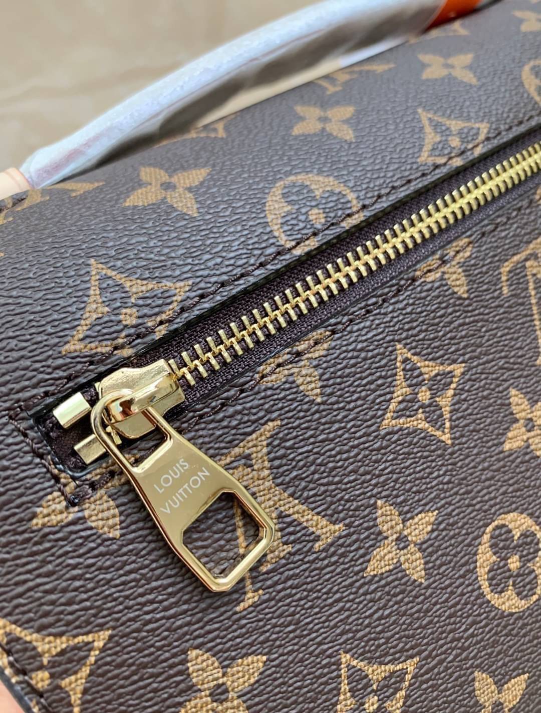 LV Pochette Métis ไอเท็มนำแฟชั่นที่น่าดึงดูดใจอย่างยิ่ง กระเป๋าที่มีรูปลักษณ์ทรงกะทัดรัดและใช้งานได้สะดวก หนังแท้แคนวาสอย่างดีเลยค่ะ ลาย Monogramอัญเป็นเอกลักษณ์ของแบรนด์ เปิด-ปิดแบบกดล็อคอะไหล่สีทองสวยงาม ภายในมี3ช่องกว้างสามารถใช้งานได้หลากหลายและจุของไ