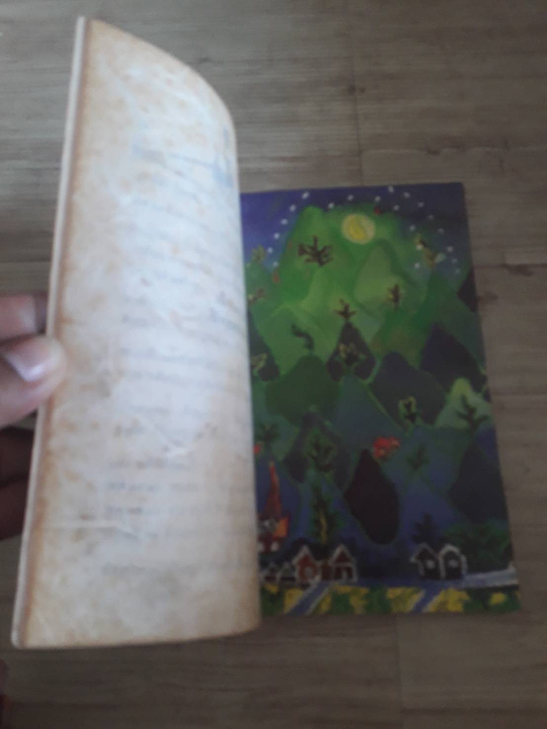 มือนั้นสีขาว ศักดิ์สิริ มีสมสืบ เขียน