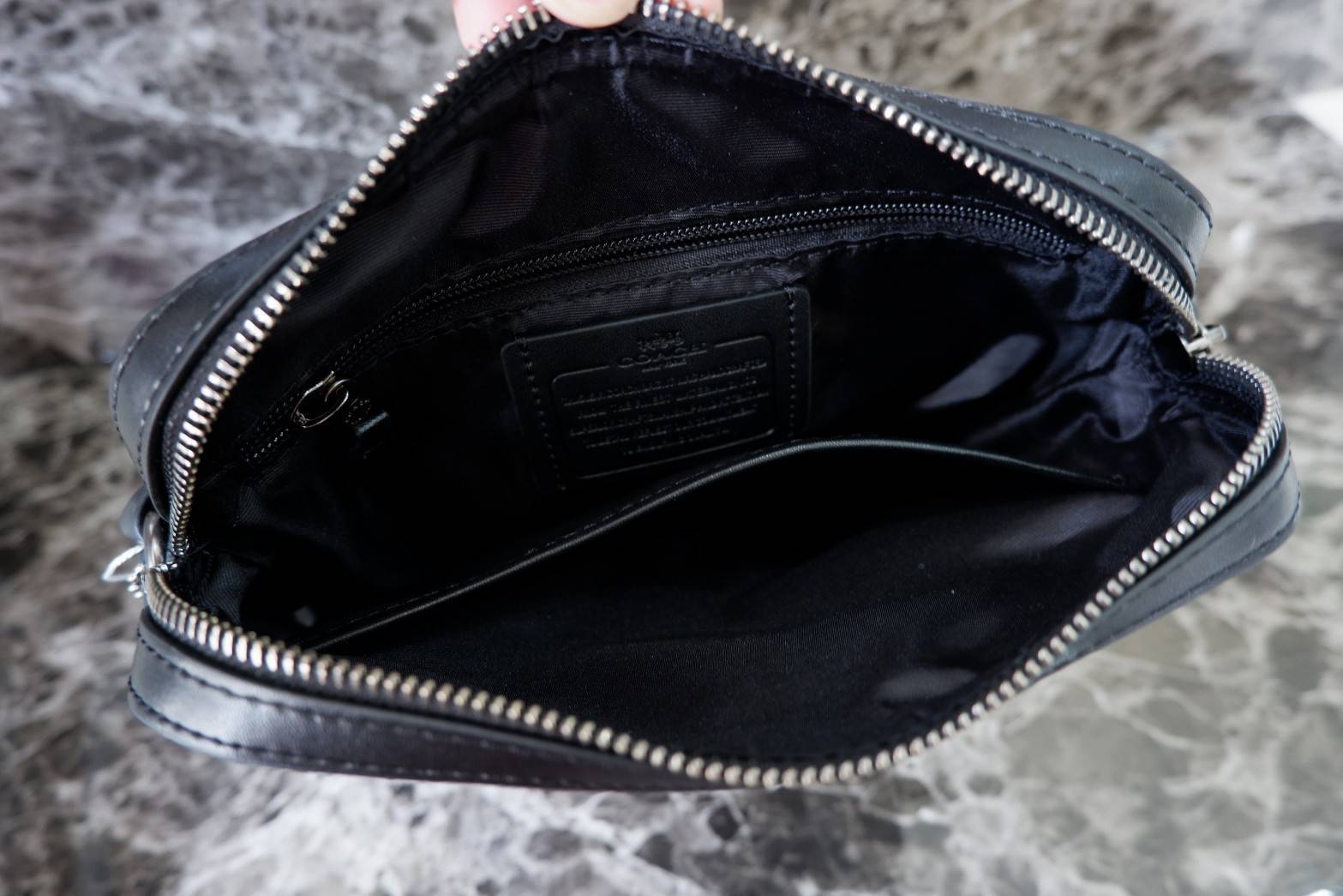 COACH Men Houston Signature Messenger Bag กระเป๋าสะพายข้าง crossbody หนังลาย signature brand เปิดปิดด้วยซิป ภายในโล่งใส่ wallet ยาว, mini iPad และของใช้ได้ มีช่องเล็ก และช่องซิป สายสะพายปรับได้ค่ะ