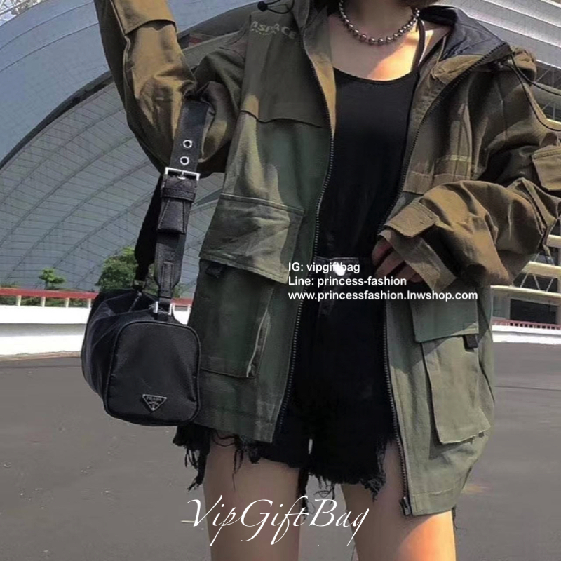 New Arrival Prada Handbag New Collection 2019 วัสดุทำจากผ้า Nylon กันน้ำได้คะ เปิดปิดด้วยซิป อะไหล่เงินทั้งใบ ด้านข้างประดับด้วยโลโก้แบรนด์ เห็นใบเล็กๆ จุของได้เยอะมากคะ กระเป๋าตังค์ยาว เครื่องสำอางค์ เหลือๆ คะ ด้านในบุผ้าลายแบรนด์ มีช่องซิป และ โลโก้แบรน