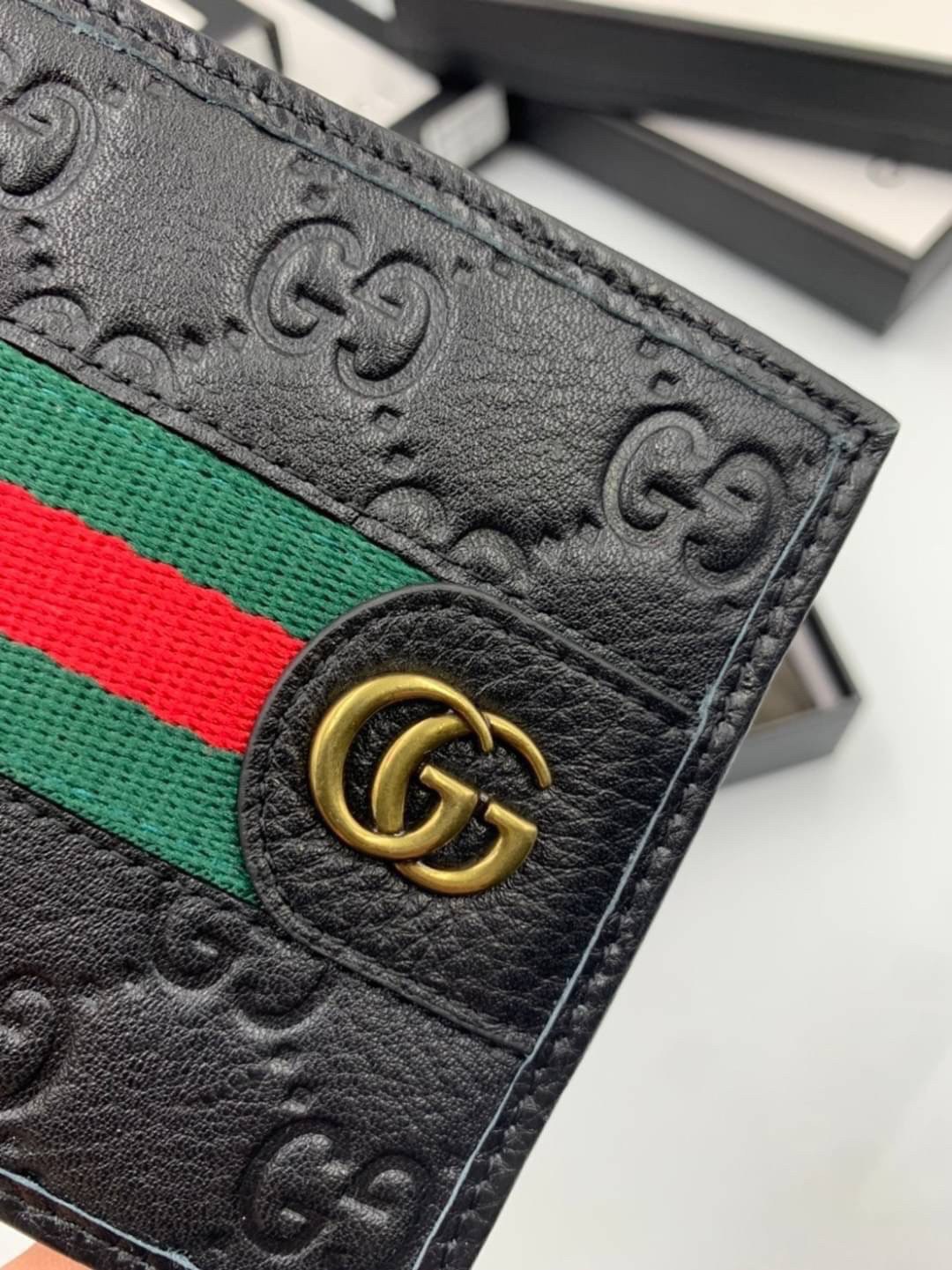 หนังแท้ GUCCI Men Short Wallet รุ่นใหม่ล่าสุด!! หนังสวยเริด ดีงามมากค่าาา กระเป๋าสตางค์ใบสั้น ดีไซน์ใหม่ สวยดูหรู ถือใช้กำลังเหมาะมือ ใส่บัตรได้เยอะ ใส่ธนบัตรได้ทุกชนิด มาครบ set พร้อมส่ง!! เป็นไอเท็มที่หนุ่มๆต้องมีจริงๆจ้า 😎😎