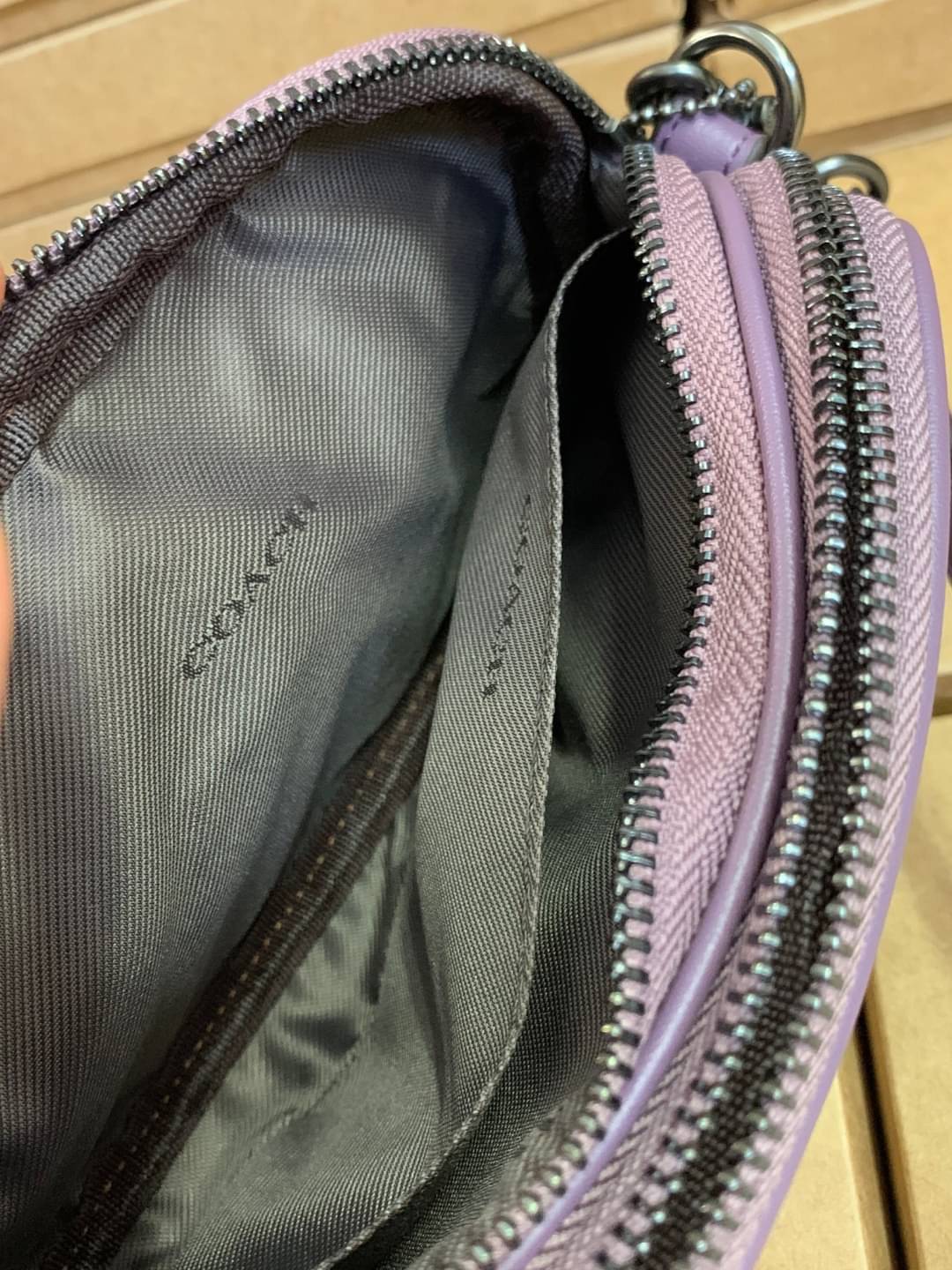 COACH CROSSBODY CLUTCH IN SIGNATURE BAG 💋รุ่นฮิต+สีหายากค่ะ!! กระเป๋าสะพาย+คล้องมือได้ วัสดุหนังแท้ผสมpvcค่ะ มีช่องซิปคู่ ภายในช่องใส่มือถือได้ทุกรุ่น;กระเป๋าเงินใบสั้นได้ ใส่ของจำเป็นสาวๆได้ครบค่ะ มีช่องเสียบบัตร2ช่อง และช่องโล่งให้ใส่ของจุกจิกค่