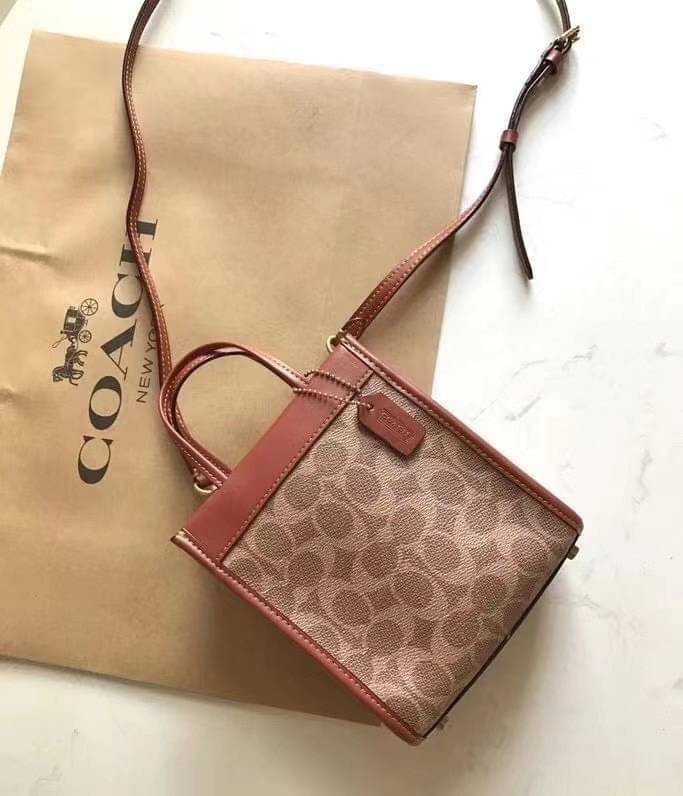 COACH MINI CASHIN TOTE ((C4828)) 💥พร้อมส่งที่ไทยรุ่นใหม่ล่าสุดค่ะ! กระเป๋าขนาดมินิ หนังแท้ หนังนิ่มสวย น่าใช้มากๆค่ะ ปากกระเป๋าแบบแม่เหล็ก ภายในสามารถใส่กระเป๋าเงินใบกลางได้;มือถือแบบตั้งได้ทุกรุ่น;ของจำเป็นจุกจิกสาวๆได้หลายอย่างนะคะ;พร้อมช่องเสีย