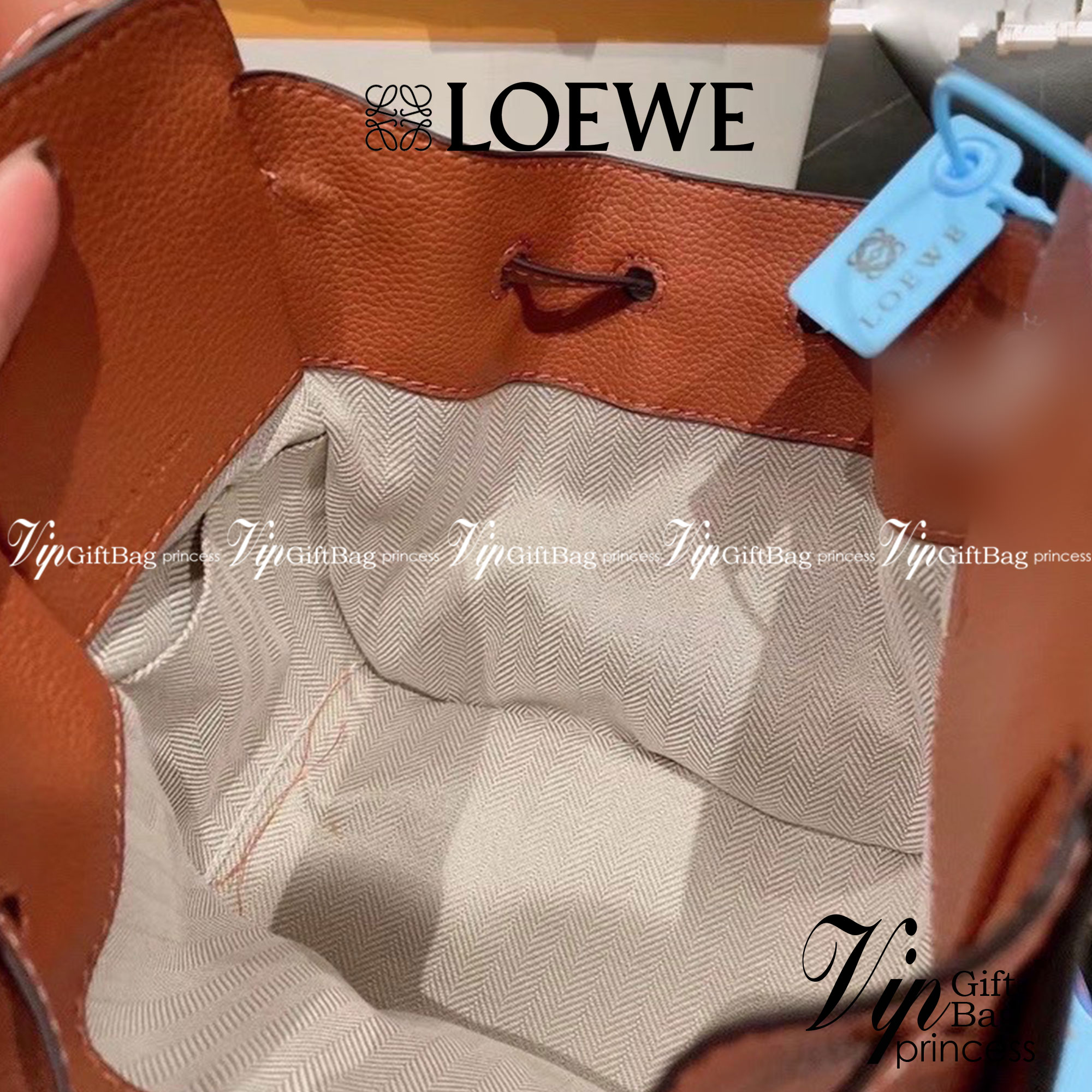 Loewe Small Hammock Leather Bag พร้อมส่ง 6 สี กระเป๋าถือหรือสะพาย รุ่น Rare items สุดๆ วัสดุหนังแท้ Calfskin หนังสวยดีไซน์มีเอกลักษณ์ ใบขนาดกำลังดี น้ำหนักเบา สามารถปรับได้หลายทรง ด้านข้างมีซิปปรับขยายได้ ภายในโล่งกว้าง ใส่กระเป๋าสตางค์ กล้อง มือถือ ของใช