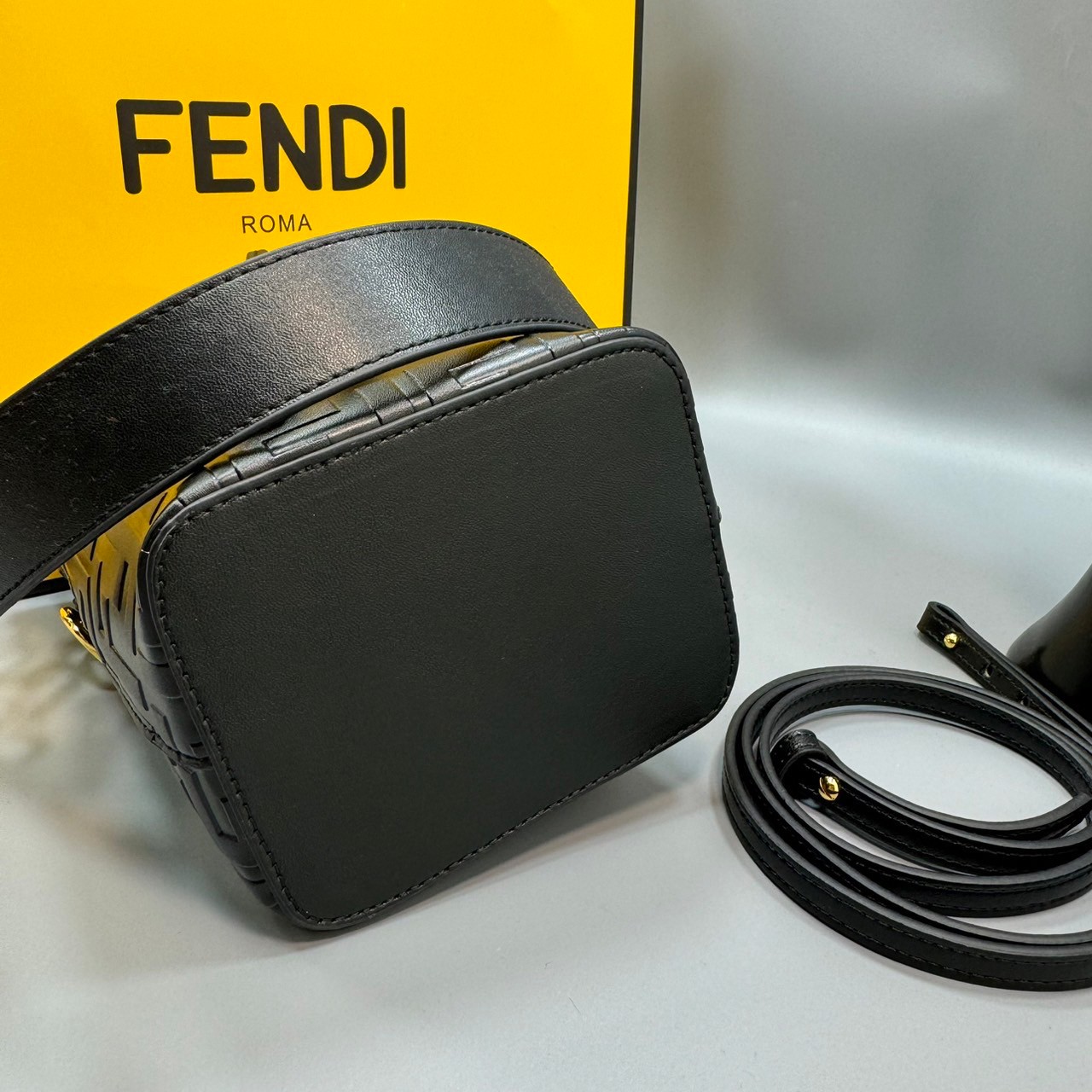 พร้อมส่ง 3 สี FENDI Mon Tresor Black leather mini-bag / FENDI Bucket Bag กระเป๋าสะพายทรงบัคเก็ตงานหนังเต็มใบ ไซส์มินิ เกรดออริ สลับแท้ 1:1