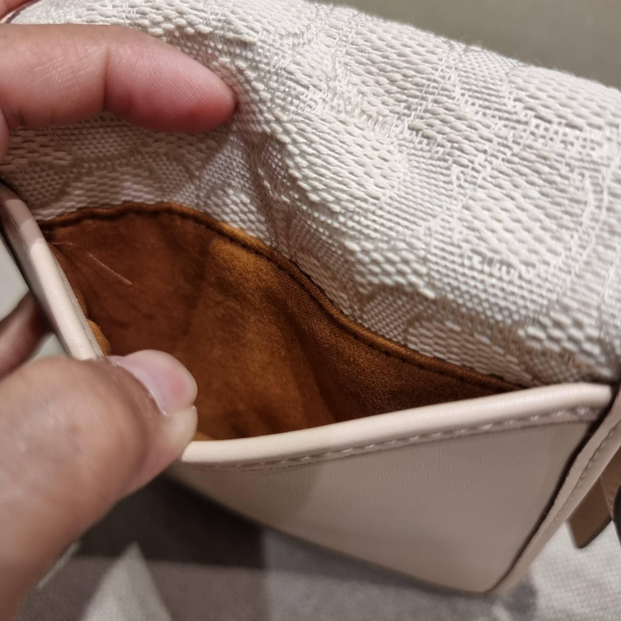 COACH CA191 TALL STUDIO CROSSBODY IN SIGNATURE JACQUARD กระเป๋าสะพายข้างไซส์มินิ ดีไซน์ลูกคุณหนู น่ารักที่สุด!! น่าใช้ไม่อยากวาง!! ดีไซน์รูปทรงกำลังสวย ใช้งานสะดวกด้วยตัวกดเลื่อนล็อค วัสดุผ้า jacquard สลับหนังแท้ มาพร้อมสายสะพายข้างในตัว ใส่ของสำคัญแบบพกพ