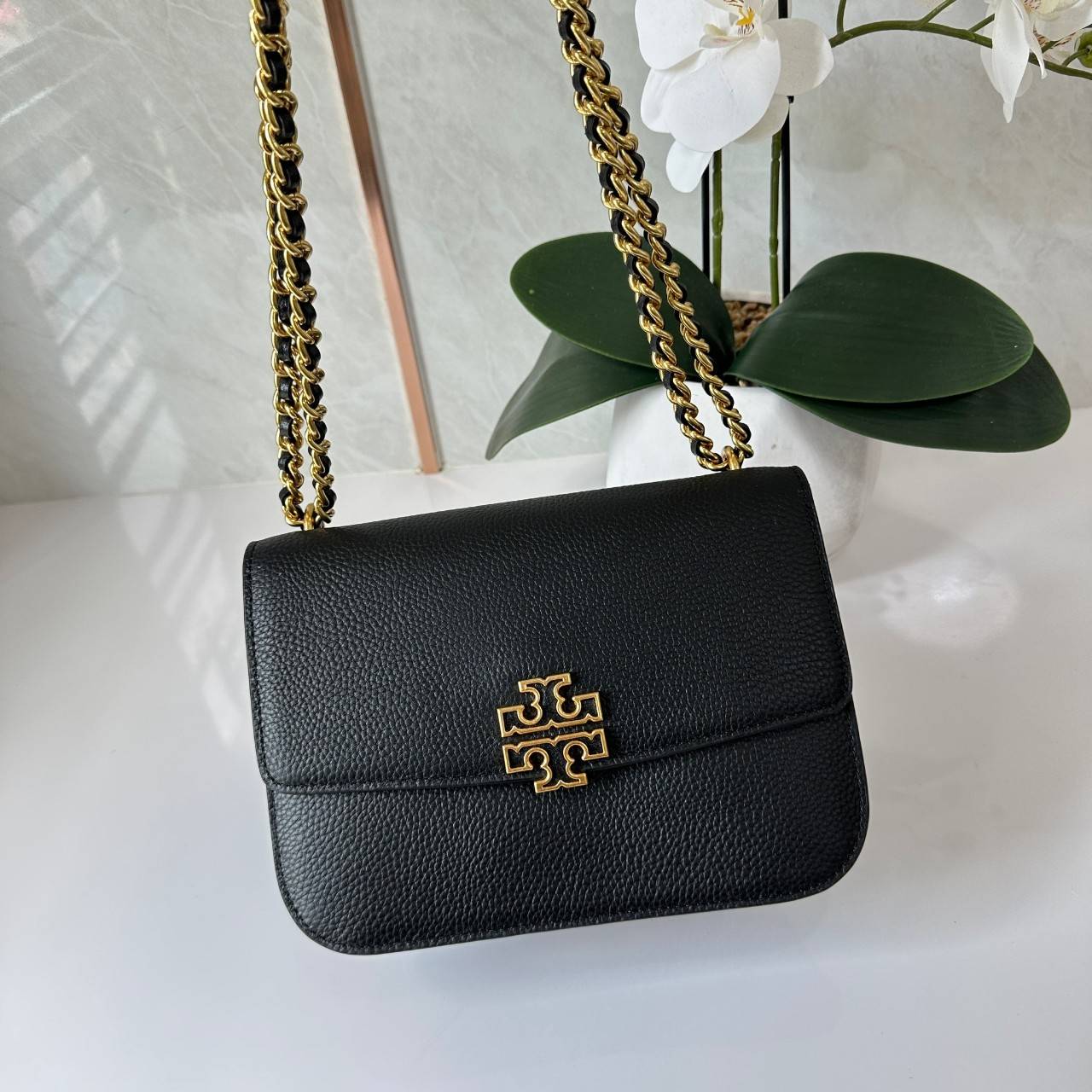Tory Burch Britten Small Convertible Shoulder Bag คอลเลคชั่นใหม่สุดเรียบหรู กระเป๋าสะพายไหล่หรือสะพายข้าง วัสดุหนังอย่างดี