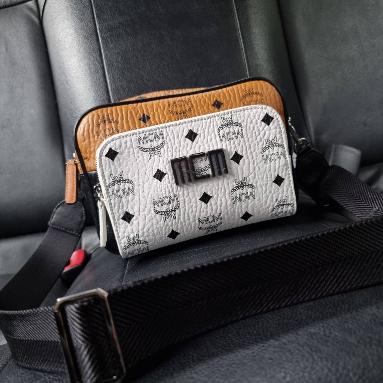 M.C.M KLASSIK CROSSBODY IN VISETOS MIX คลาสสิคสมชื่อ!! กระเป๋าสะพายข้างทรงครอสบอดี้ ดีไซน์มิกซ์แอนด์แมทช์สุดคูล ใหม่ล่าสุด เท่ได้ไม่ซ้ำใคร โลโก้โลหะรมดำดูมีเสน่ห์ วัสดุหนังแคนวาสคุณภาพดี มีช่องหลัก 2 ช่อง เปิด-ปิดด้วยซิป ด้านหลังมีช่องย่อยอีกหนึ่ง ภายในโล