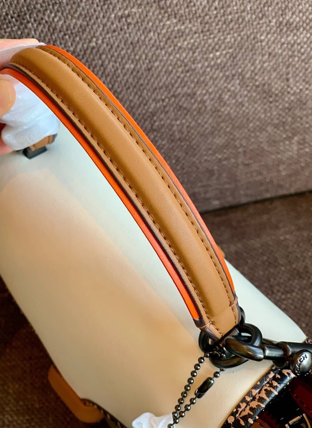 COACH COURIER CARRYALL 23 IN COLORBLOCK SIGNATURE CANVAS พร้อมส่ง 7 แบบ พร้อมส่ง ลุคดูไฮสุดๆค่ะ! กระเป๋าสะพายหนังหรูหราและคลาสสิค หนังแท้ชั้นดีที่สุด น้ำหนักเบา หนังสวยมากก สัมผัสแล้วหลงรักแน่นอนจ้าา😘