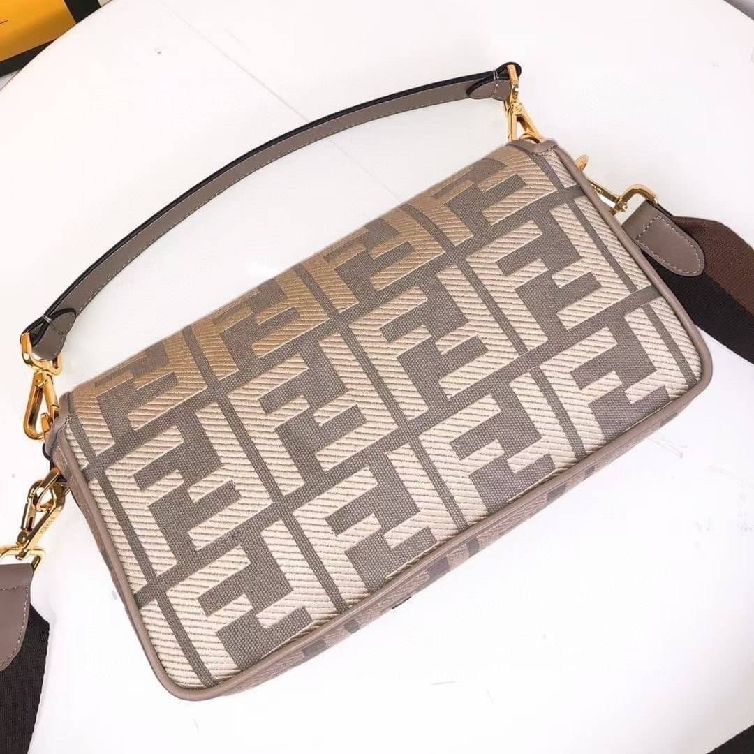 หนังแท้ Fendi Baguette bag in canvas with FF monogram medium กระเป๋าสะพายอันเป็นเอกลักษณ์ งานหนังแท้พร้อมทอลายนูน FF ที่มีการปักแบบทูโทน ตัดแต่งด้วยหนังและประดับด้วยตัวล็อค FF มาพร้อมสาย 2 แบบ สำหรับคล้องแขน และสายครอสบอดี้สีทูโทน ภายในเป็นช่องโล่ง ใส่โทร