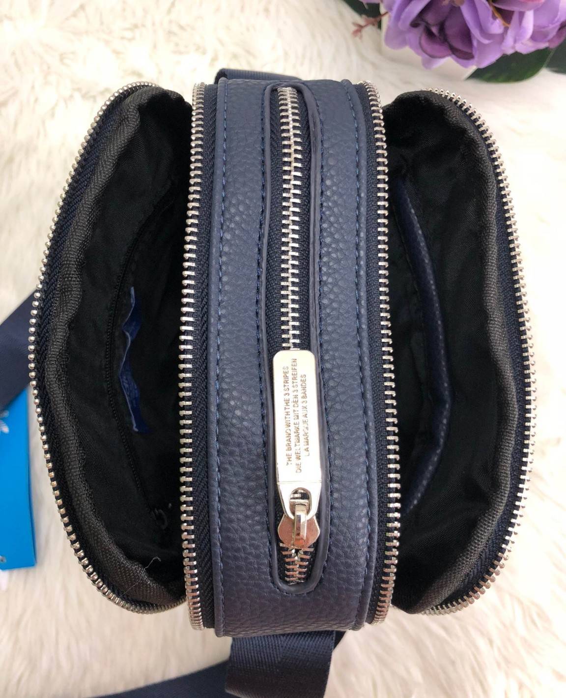 ADIDAS MESSENGER BAG กระเป๋าสะพายข้าง หรือ crossbody วัสดุ pu. น้ำหนักเบา ด้านหน้ามีโลโก้แบรนด์ ตัวกระเป๋า แบ่ง 3 ช่องซิป ช่องซิปหลักกว้าง ใส่ wallet ยาวได้ มาพร้อมสายยาวปรับได้ค่ะ