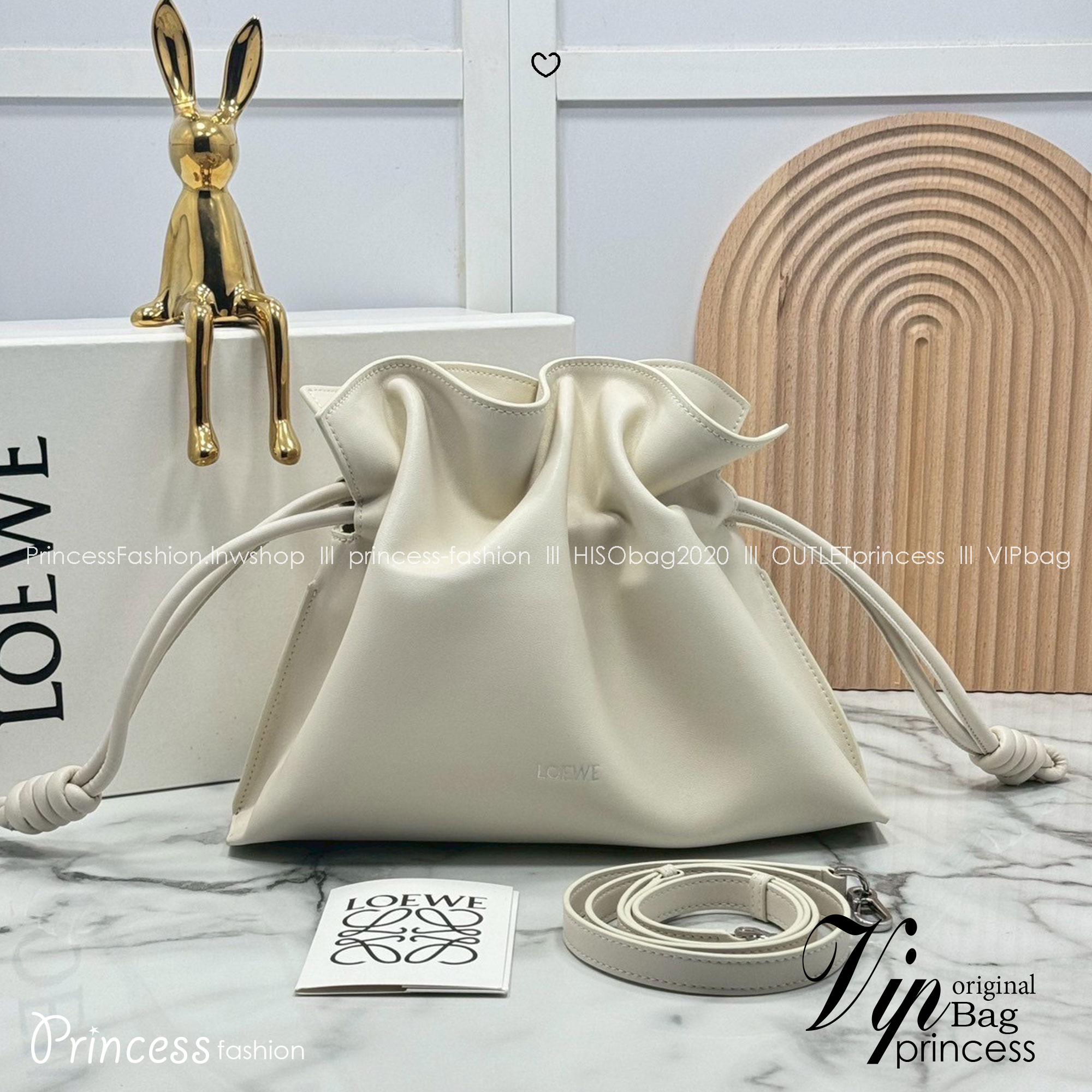 ORI หนังแท้ | Medium Loewe Flamenco clutch in nappa leather 30cm กระเป๋าสะพายทรงคลัชดีไซน์รูดเชือก เรียบหรูดูแพง เรียบง่ายใช้งานสะดวก หนังแนปป้าให้สัมผัสนุ่มสบายผิว มาพร้อมสายสะพายร้อยห่วงหรูหรา