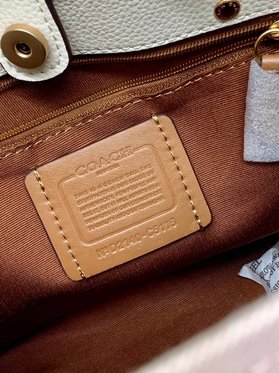 ใหม่ล่าสุด อดใจยังไงไหว💋 COACH Dempsey Field Tote 22 ((C5268//C5115)) พร้อมส่งความสวยที่ไทยค่ะ! กระเป๋าทรง Tote ขนาดพอเหมาะลำตัว พกพาง่ายสะดวกได้กับทุกๆวัน ด้านหน้าปั้มโลโก้แบรนด์ตัวใหญ่สวยค่ะ;เปิดปิดกระเป๋าแบบกระดุมแม่เหล็ก ภายในใส่กระเป๋าเงินใบย