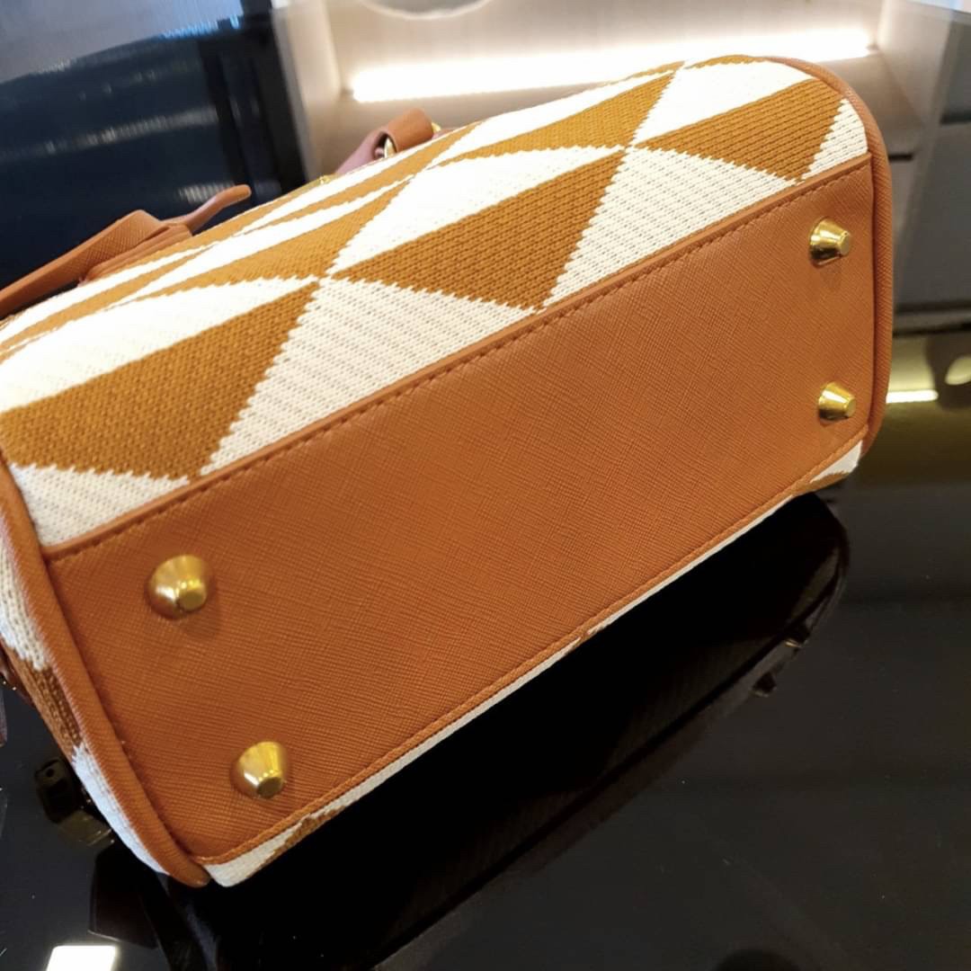 Prada Symbole Embroidered Fabric Top-handle Bag พร้อมส่งรุ่นใหม่ มาแรง จากแบรนด์ Prada กับทรง หมอนอยู่ทรงสวย สาวๆห้าม