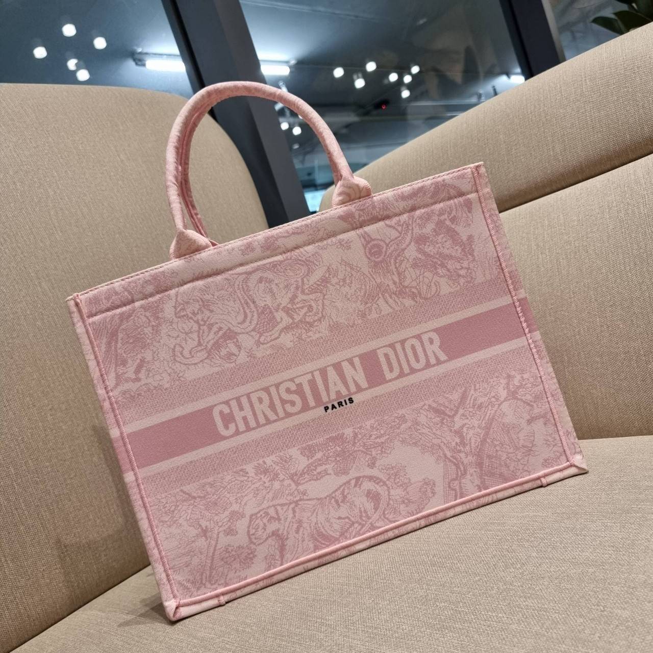 VIP 】HOT ARRIVAL!! DIOR CD SHOPPING BAG WITH GWP กระเป๋าทรงช้อปปิ้งใบใหญ่ จุใจ!! พรีเมี่ยมกิ๊ฟรุ่นดับเบิ้ลฮอต ดีไซน์คลาสสิควินเทจ สวยหรู วัสดุผ้าแคนวาสลายกราฟฟิค ภายในโล่งกว้างมากๆ ใส่ของจุสุดๆ โน้ตบุ้ค ไอแพด กระเป๋าสตางค์ มือถือ หรือเสื้อผ้ายังได้ สะพายค