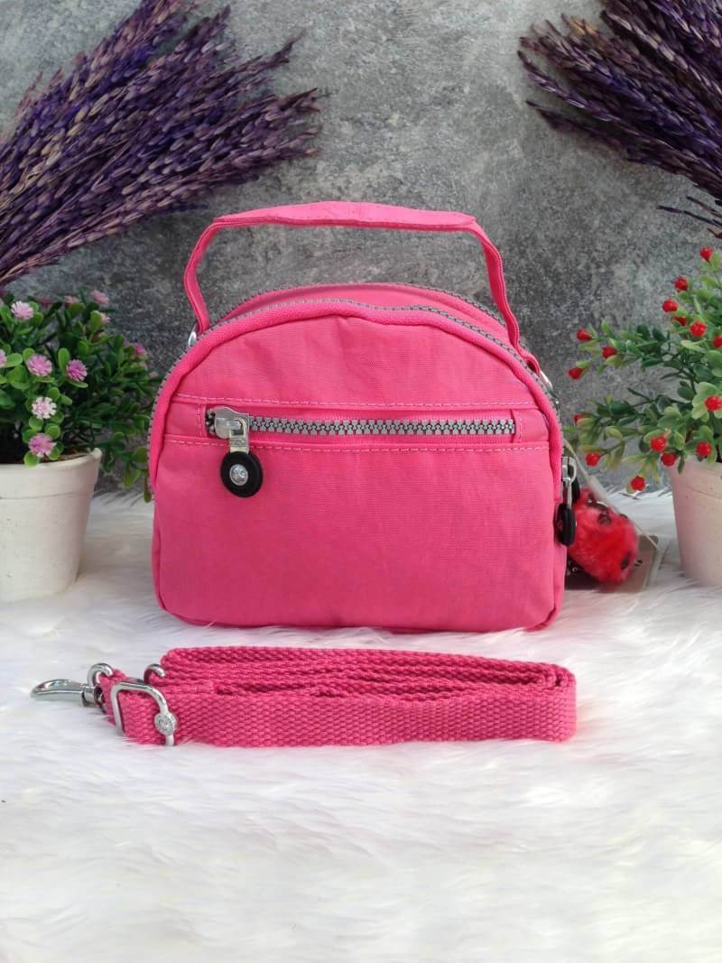 Kipling Mini Shoulder Bag K13869 Outlet Hongkong กระเป๋าสะพายไหล่ใบเล็กน่ารัก วัสดุผ้าไนล่อนกันน้ำอย่างดีตามแบบฉบับแบรนด์ แบ่งเป็นช่องซิป 3 ช่อง มีหูจับ ด้านในบุผ้าแบรนด์ มาพร้อมพวงกุญแจน้องลิง ใบนี้จุของได้เยอะน้ำหนักเบาค่ะ เหมาะมากกับการสะพายไปเที่ยวชิว