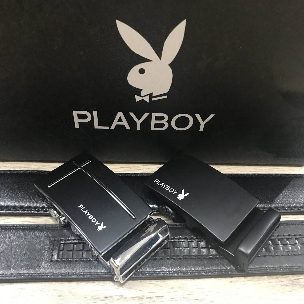 PLAYBOY REVERSIBER BELT VALUE PACK Value set & 2 in 1! Limited Edition จาก Playboy มีหัวเข็มขัดให้เลือกใช้ถึง 2 แบบ 2อสไตล์ สลับใช้ได้ ตามความเหมาะสม ปรับได้ Freesize มาพร้อมกล่องแบรนด์ จะใช้เองหรือมอบเป็นของขวัญก็แนะนำค่ะ