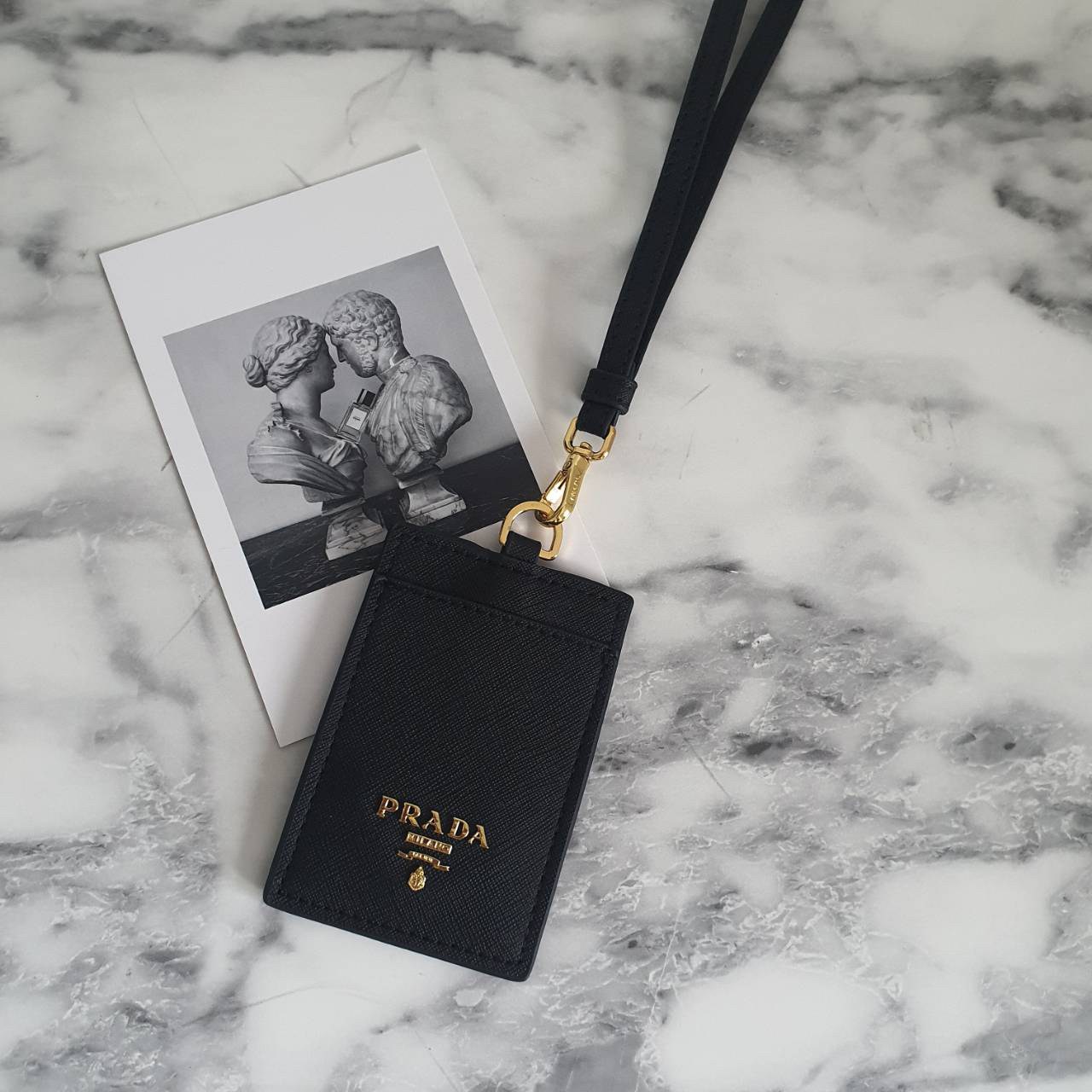 สิ้นสุดการรอคอย!! พร้อมส่งที่ไทยแล้วค่ะ สายคล้องบัตรสุดคลาสสิค จากงานพรีเมี่ยมกิ้ฟท์แบรนด์ดังอย่าง PRADA วัสดุหนังพรีเมี่ยม SAFFIANO อะไหล่ทอง ปั้มแบรนด์ ด้านหน้ามีช่องใส่บัตร1ใบ ประกับโลโก้PRADA และด้านหลังใส่บัตรได้อีกหนึ่งใบ(แบบใส) สำหรับโชว์บัตร ไอเท็