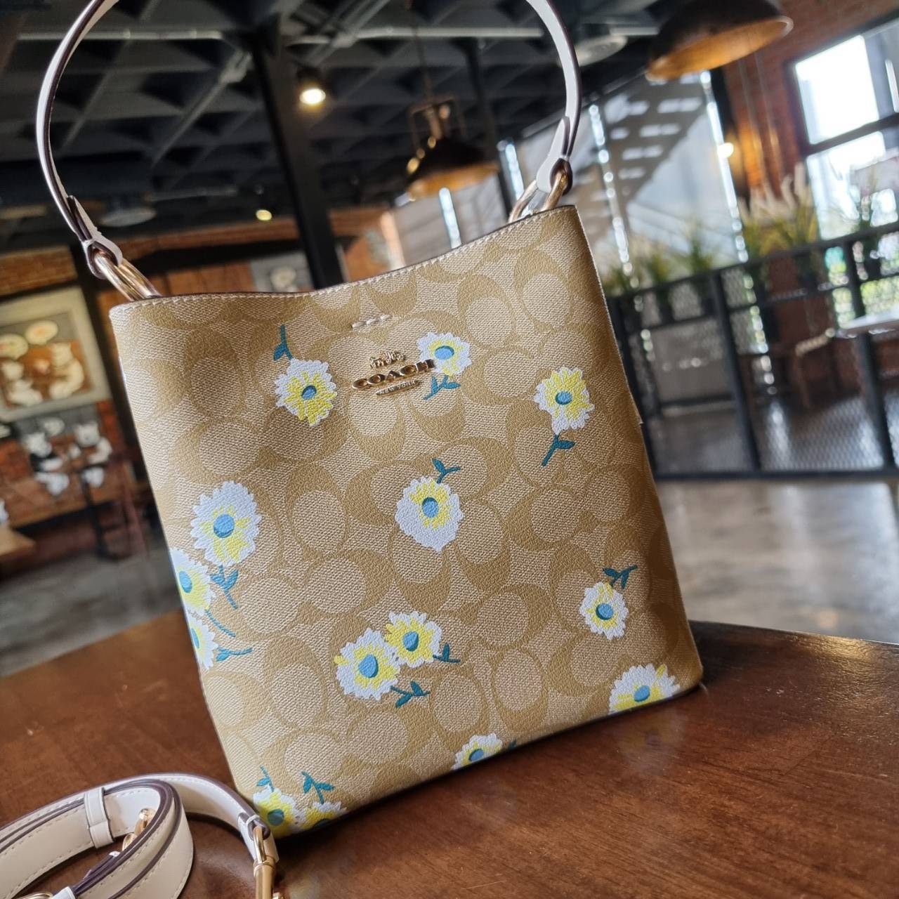 OUTLET 】COACH C3411 SMALL TOWN BUCKET BAG IN SIGNATURE CANVAS WITH DAISY PRINT สวยสดใสมาให้ถึงบ้านจ้า!! กระเป๋าทรงบัคเก็ตยอดฮิต รอบนี้น่ารักมุ้งมิ้งไม่เลิก ดีไซน์ลายดอกเดซี่คละรอบใบ วัสดุหนังแคนวาสเคลือบลาย ปากกระเป๋าเปิด-ปิดด้วยกระดุมแม่เหล็ก 2ฝั่ง มีหูจ