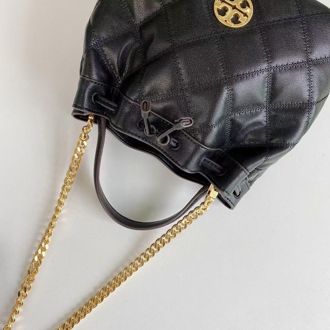 ของแท้ 💯% Tory Willa Shall Drawstring Bag กระเป๋าถือหรือสะพายไหล่ วัสดุ หนังแท้ รุ่นใหม่ล่าสุด จาก Tory ด้านหน้าปักโลโกแบรนด์ น้ำหนักเบา