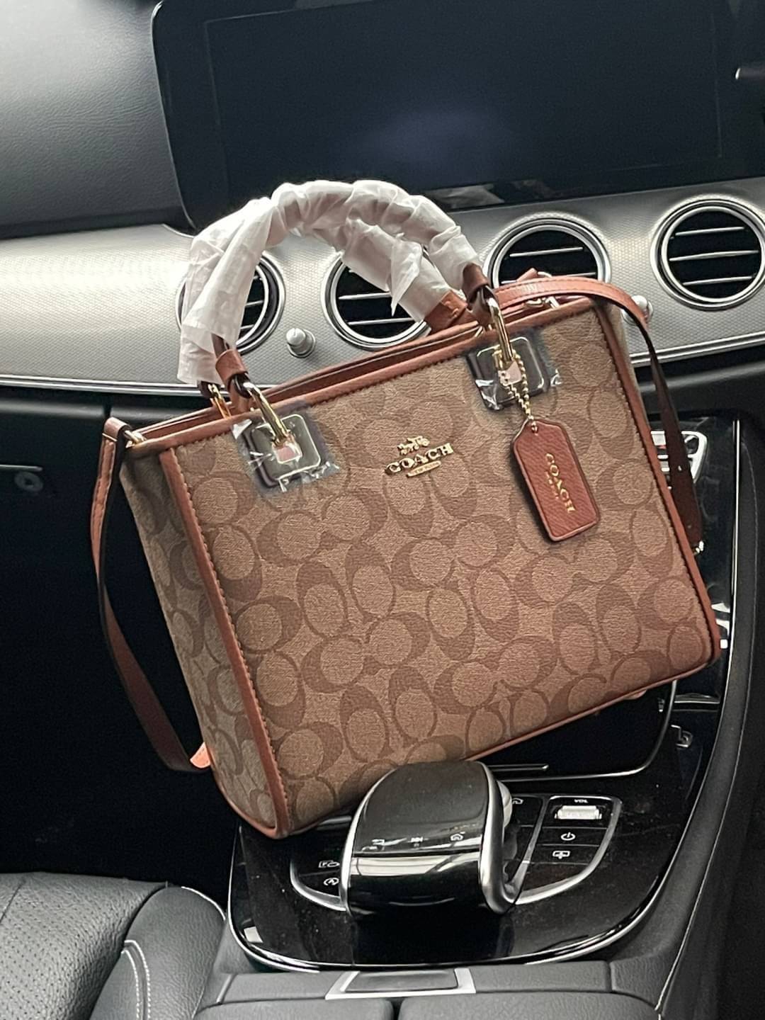 Coach Perry Tote Classic Bag F57568 รุ่นใหม่ล่าสุด กระเป๋ารูปทรงสี่เหลี่ยมสุดคลาสสิก เป็นกระเป๋าอเนกประสงค์ที่สามารถใช้ได้แทบทุกโอกาส ไม่ว่าจะไปเรียน, ไปทำงาน, ไปเที่ยว หรือแม้แต่ไปชอปปิง ด้วยขนาดที่กำลังดี ไม่ใหญ่เทอะทะ แต่ก็ไม่เล็กจนเกินไป มาพร้อมหูหิ้ว